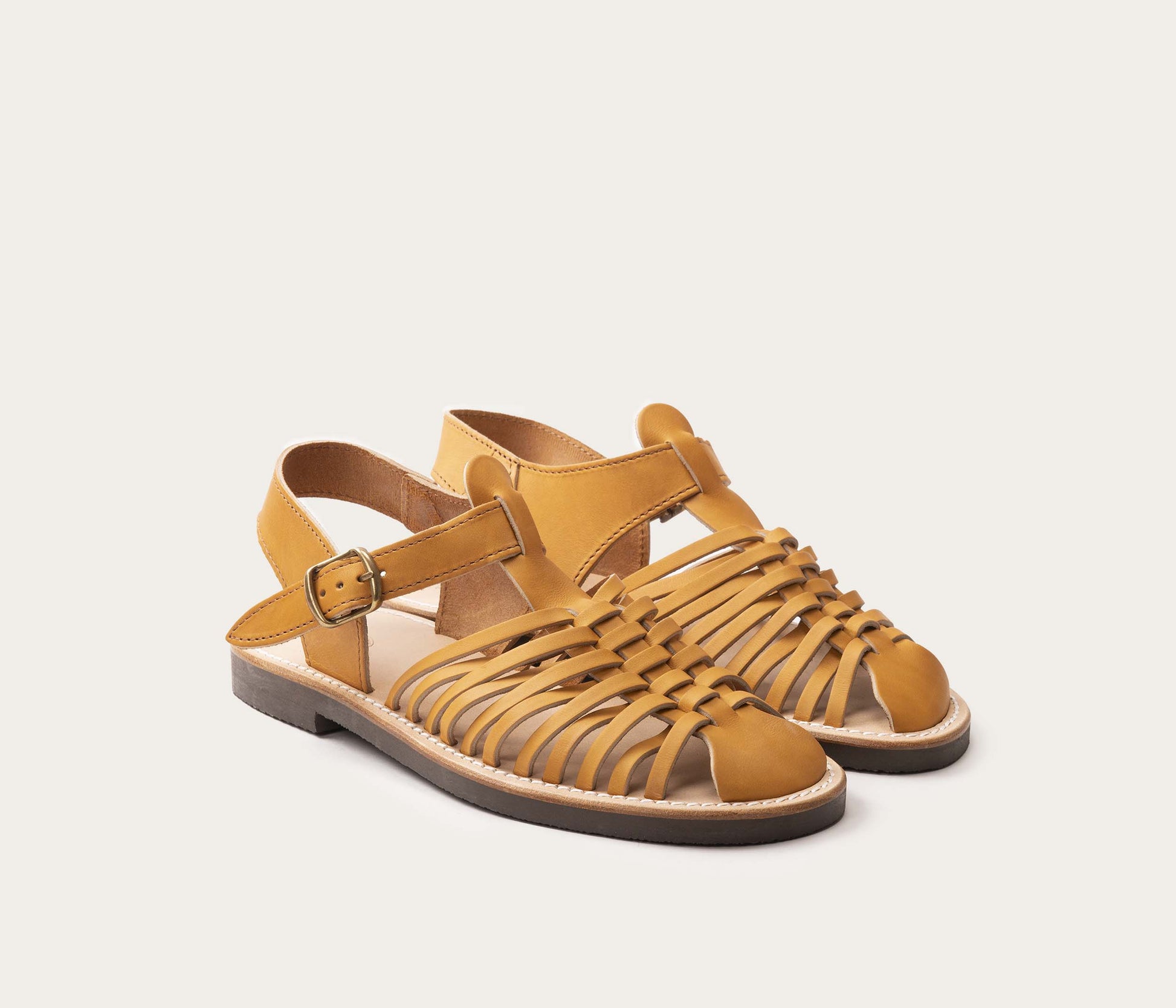 paire de sandale style pêcheur - sandales style pêcheur homme en cuir - paire de chaussures en cuir la botte gardiane - paire de chaussures estivales pour homme en cuir - atelier aigues-vives - paire de sandales camarguaises homme - sandales camarguaises pour homme en cuir - sandales réglables homme en cuir, paire de sandale en cuir homme bout fermé, nu pieds en cuir homme, nu pieds en cuir fermés