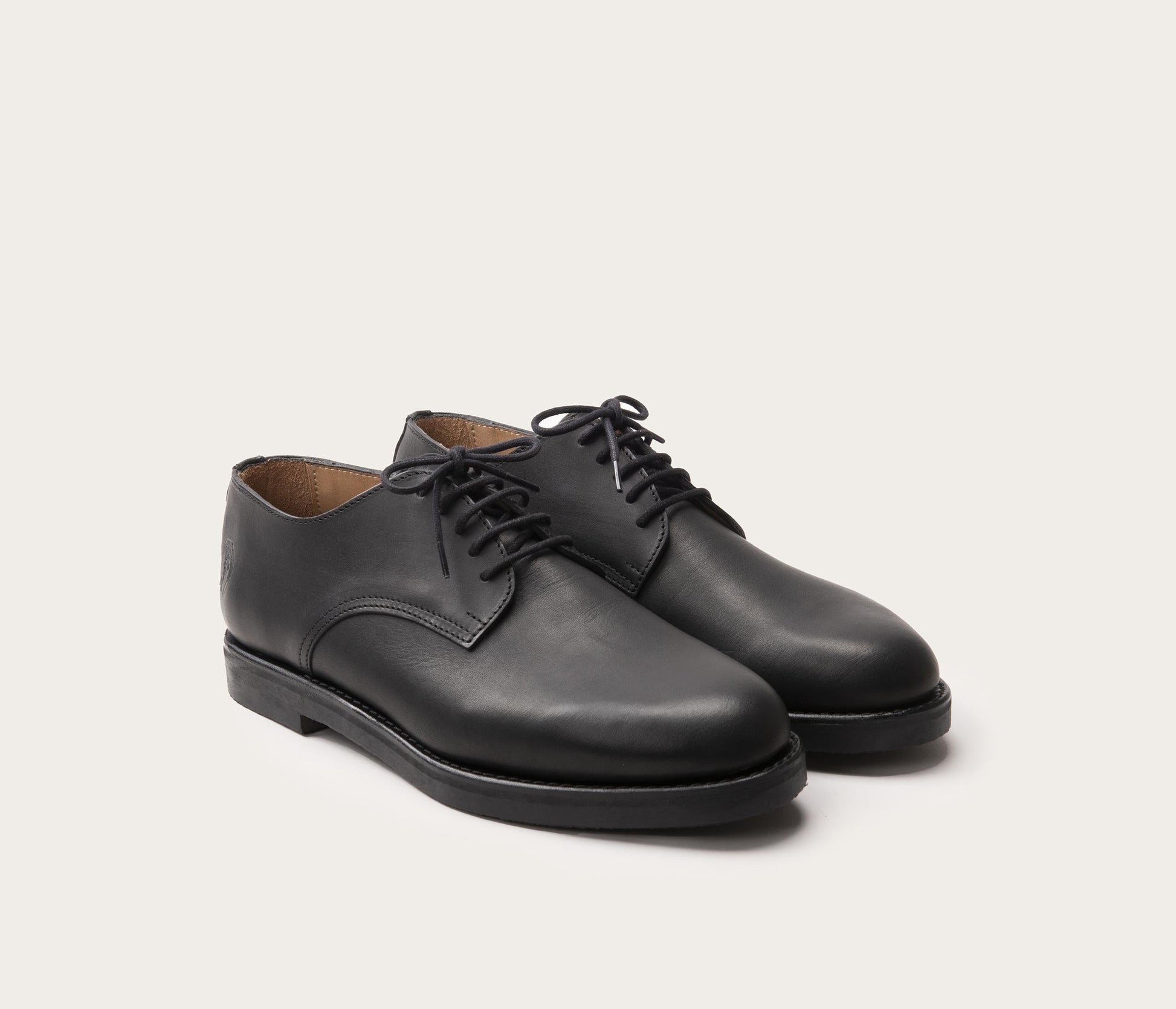 paire de derby femme - paire de derby homme - derby homme en cuir noir - derby femme en cuir noir - chaussure de ville élégantes femme et homme - chaussure de ville en cuir - cuir français tannerie Haas - la botte gardiane chaussures de ville