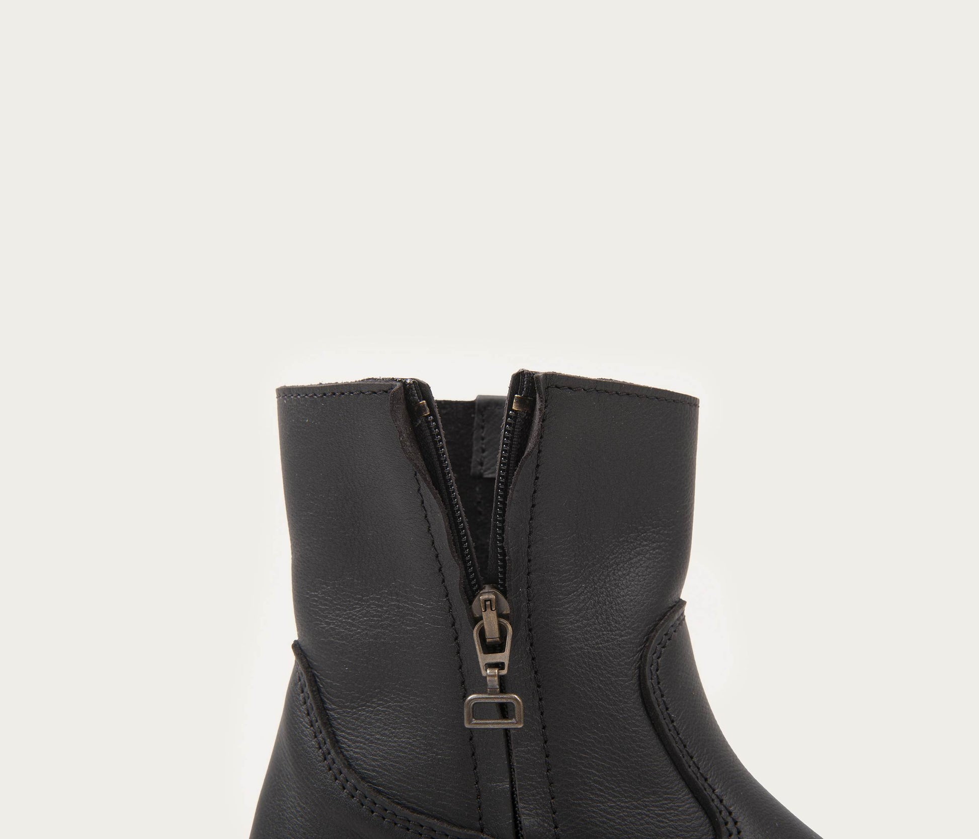 haut d'une bottine en cuir avec un zip coté interieur, fabrication française, made in france, boots noire, bottines  noires, chaussure montante, bottines unisexe, détil d'une bottine La Botte Gardiane, chaussure de La Botte Gardiane, 