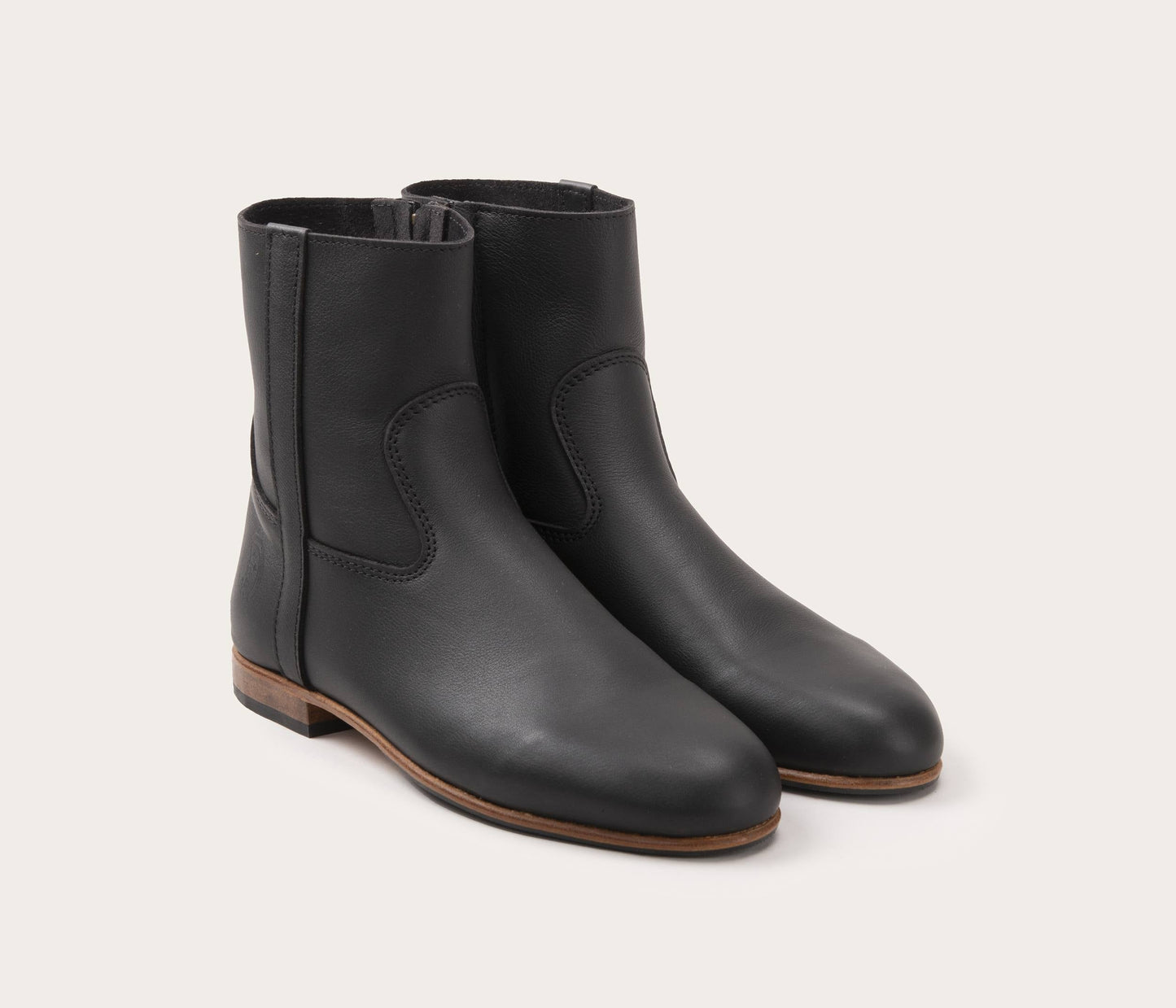 paire de bottine plate femme - paire de bottine femme en cuir souple - paire de bottine talon plat noire - paire de bottine noire en cuir souple femme avec fermeture éclair - paire de bottine en cuir souple zippées - bottine à zip noire femme