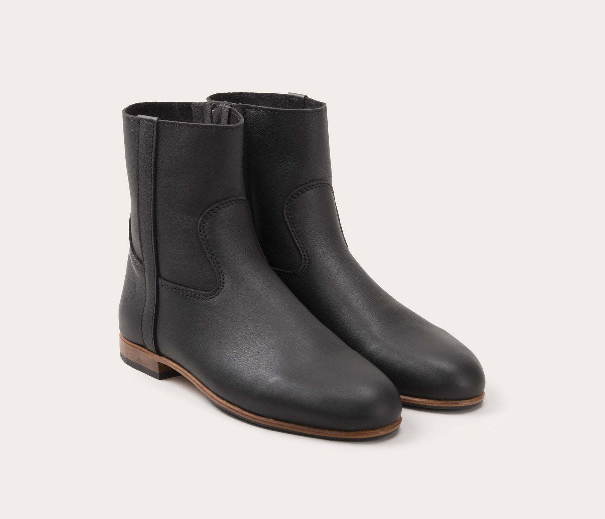 paire de bottine plate femme - paire de bottine femme en cuir souple - paire de bottine talon plat noire - paire de bottine noire en cuir souple femme avec fermeture éclair - paire de bottine en cuir souple zippées - bottine à zip noire femme