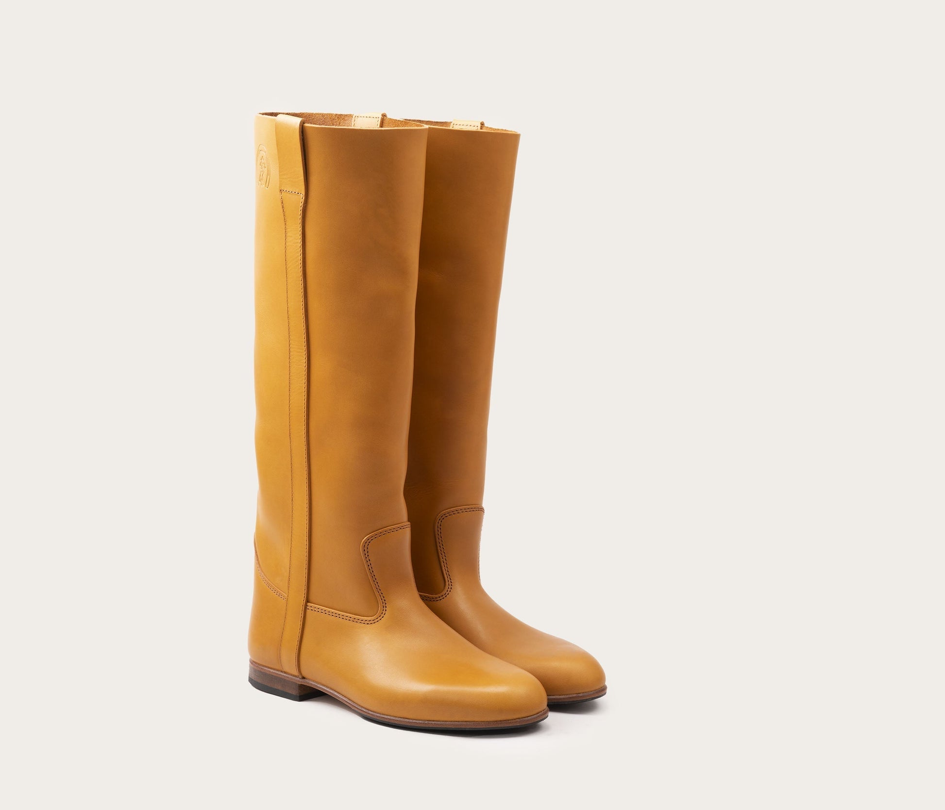 paire de botte haute, cuir naturel, fabrication française, botte droite, cuir naturel, simple boots, savoir faire made in france, chausseur, bottier français