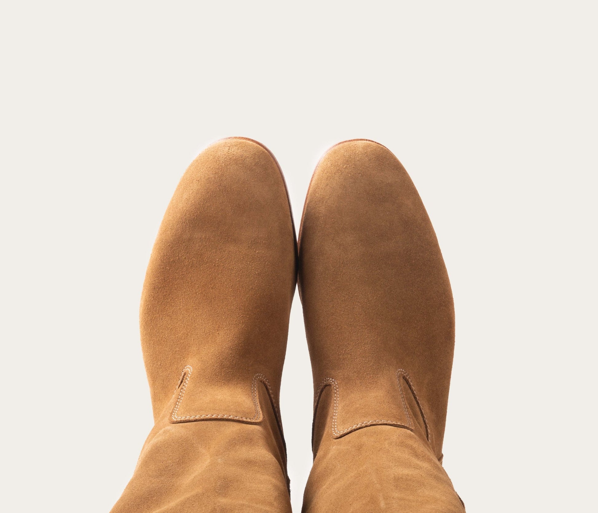 paire de bottes en cuir daim, bottes, haute botte, bottes françaises, bottes en curi, bottes en cuir femme