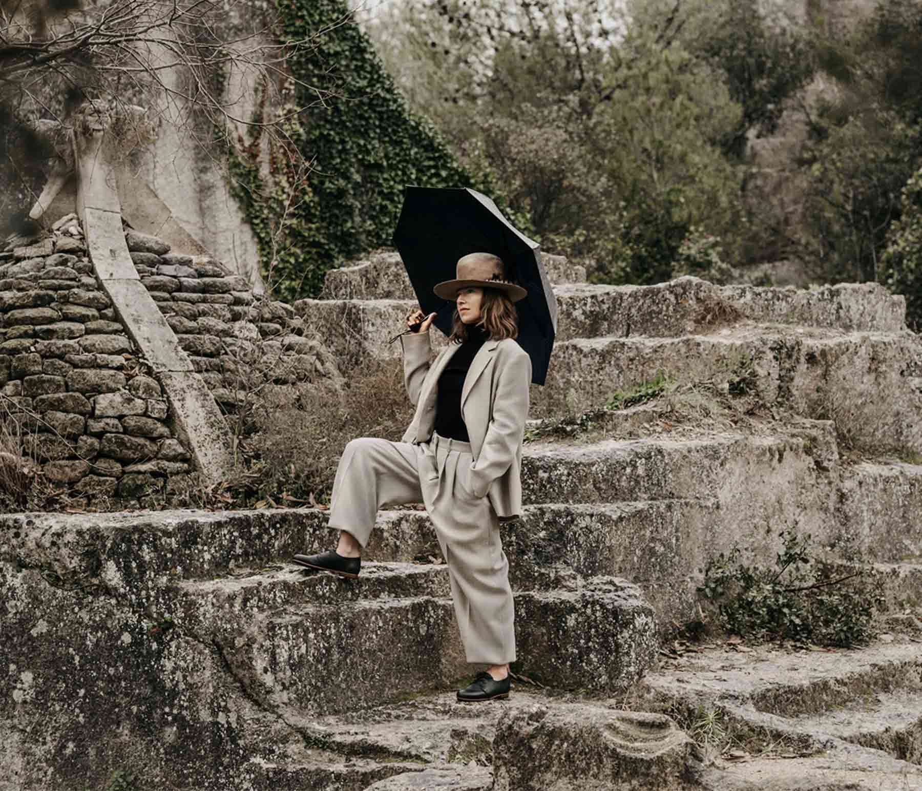 derby noir femme porté - la botte gardiane derby femme souple noir femme porté - tenues avec des chaussures de ville noire femme - la botte gardiane paire de derby porté femme - camargue tenues