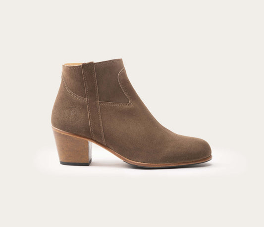 bottine taupe femme - bottine en daim femme - bottine en velours taupe femme - bottine à talon femme - bottine à talon et en daim - bottine en cuir couleur taupe - la botte gardiane modèle Gil - EPV atelier Aigues-Vives - bottine made in france