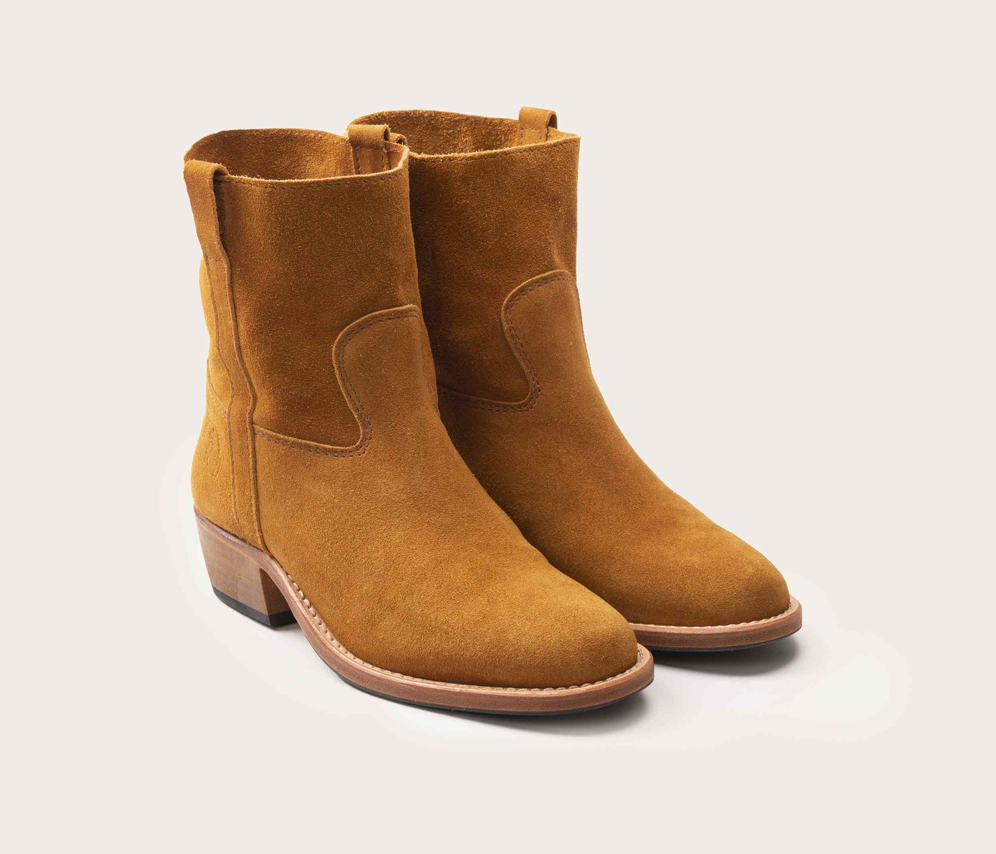 paire de bottines en velours daim ecureuil - paire de bottine pour femme en daim - paire de bottine en velours - paire de bottine en cuir velours - paire de bottine en cuir daim - paire de bottine camarguaise en velours - paire de bottine camarguaise en daim pour femme - paire de bottine pour femme en cuir la botte gardiane janis