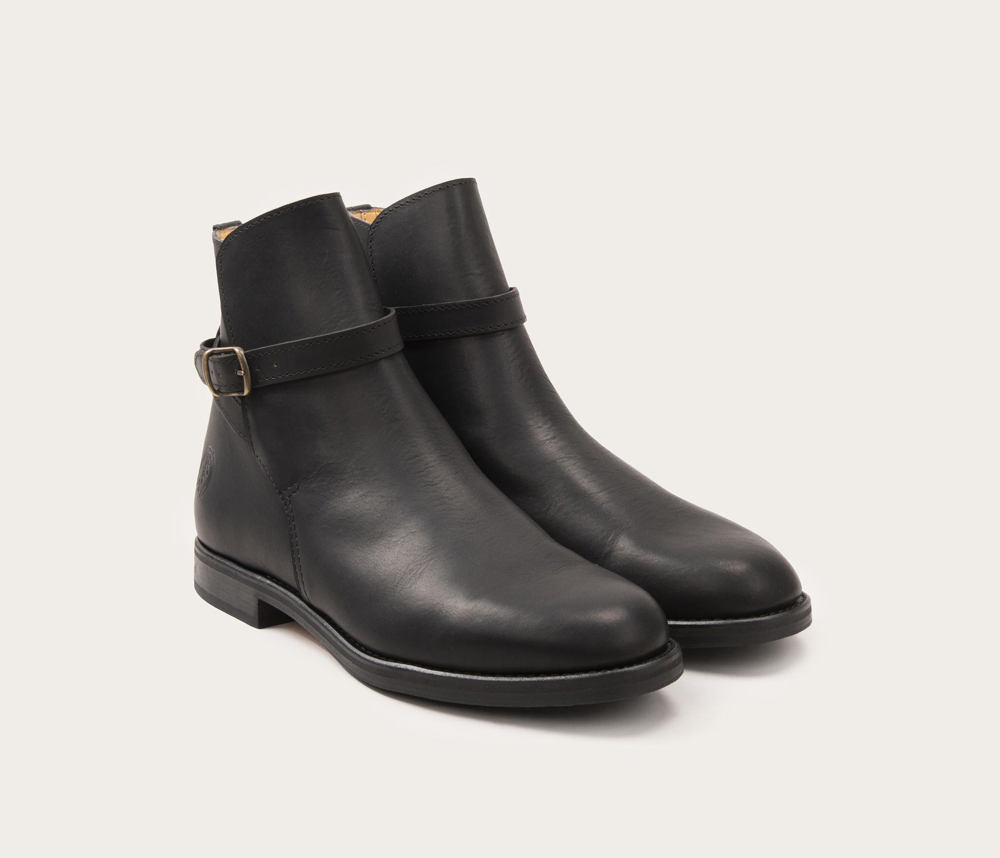 paire de bottine noir homme camarguaises - paire de bottine en cuir gras noir - paire de bottine style gardian homme - paire de bottine style équestre - bottine équitation homme - bottine équitation en cuir - paire de bottine en cuir français - la botte gardiane modèle Jodhpur