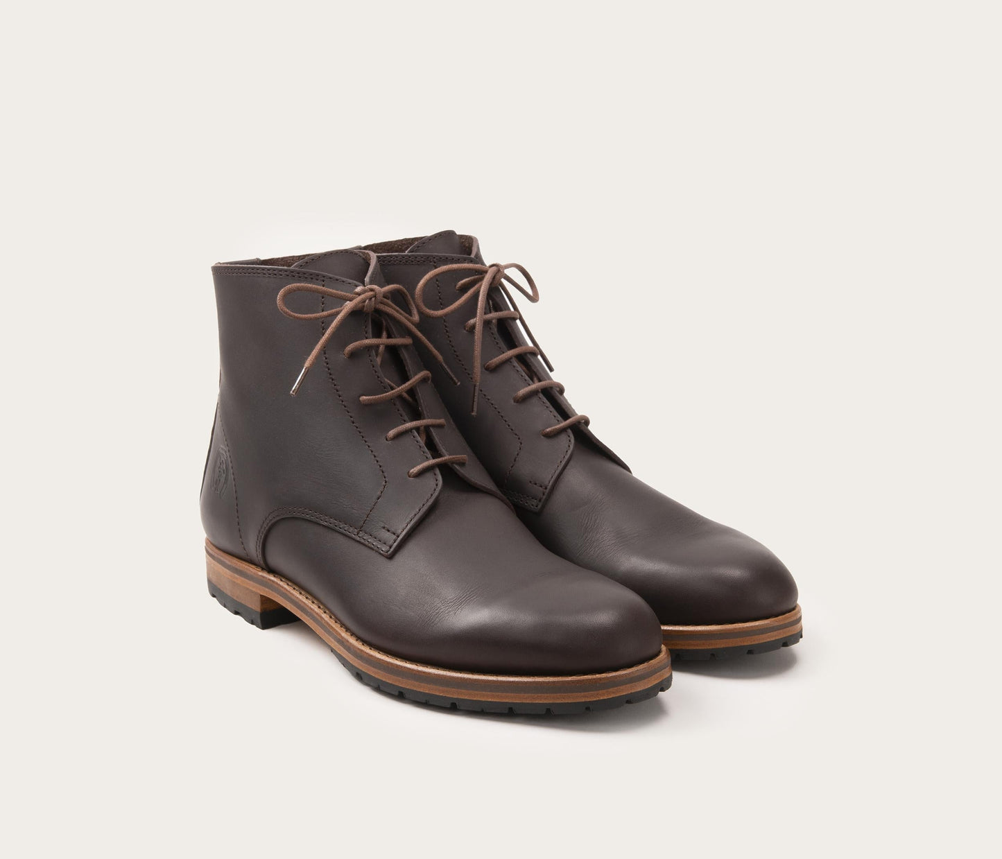 paire de bottines à lacets  en cuir - paire de boots camarguaises à lacets - boots homme en cuir - boots homme cuir suportlo café  - cuir tanneries française -