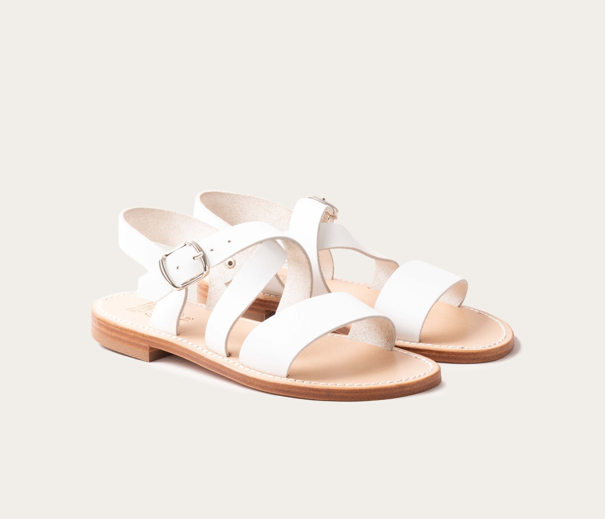 paire de sandale blanches, paire de nu pieds blanc, paire de sandale en cuir blanc femme, paire de sandales en cuir gras français, paire de sandales camarguaises,, made in france, sandales fabriquées en France, botte gardiane modèle madonna
