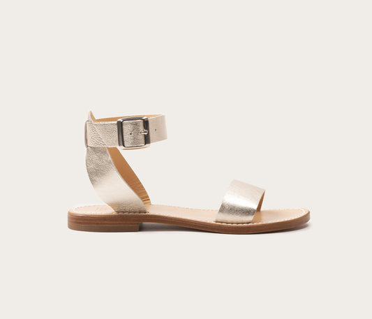 sandale femme en cuir métallisé argenté, sandale argentée en cuir, sandale argentée, sandale en cuir argent, sandale artisanale camarguaise brillante, nu pieds argenté, label epv, nu pied en cuir argenté, nu pieds en cuir brillant