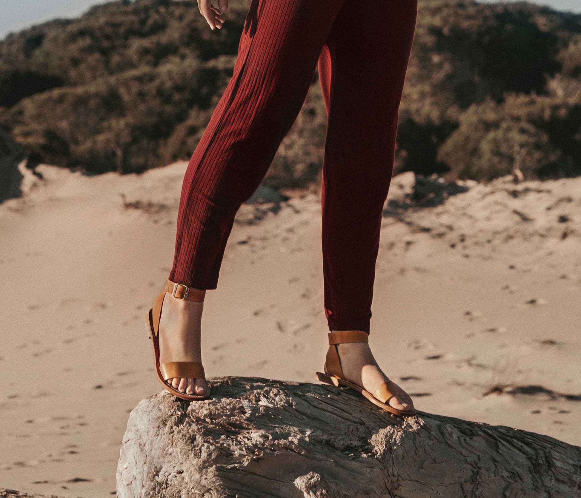 modèle Mage en cuir naturel porté, La botte gardiane sandale en cuir suportlo, sandale mage en cuir naturel porté