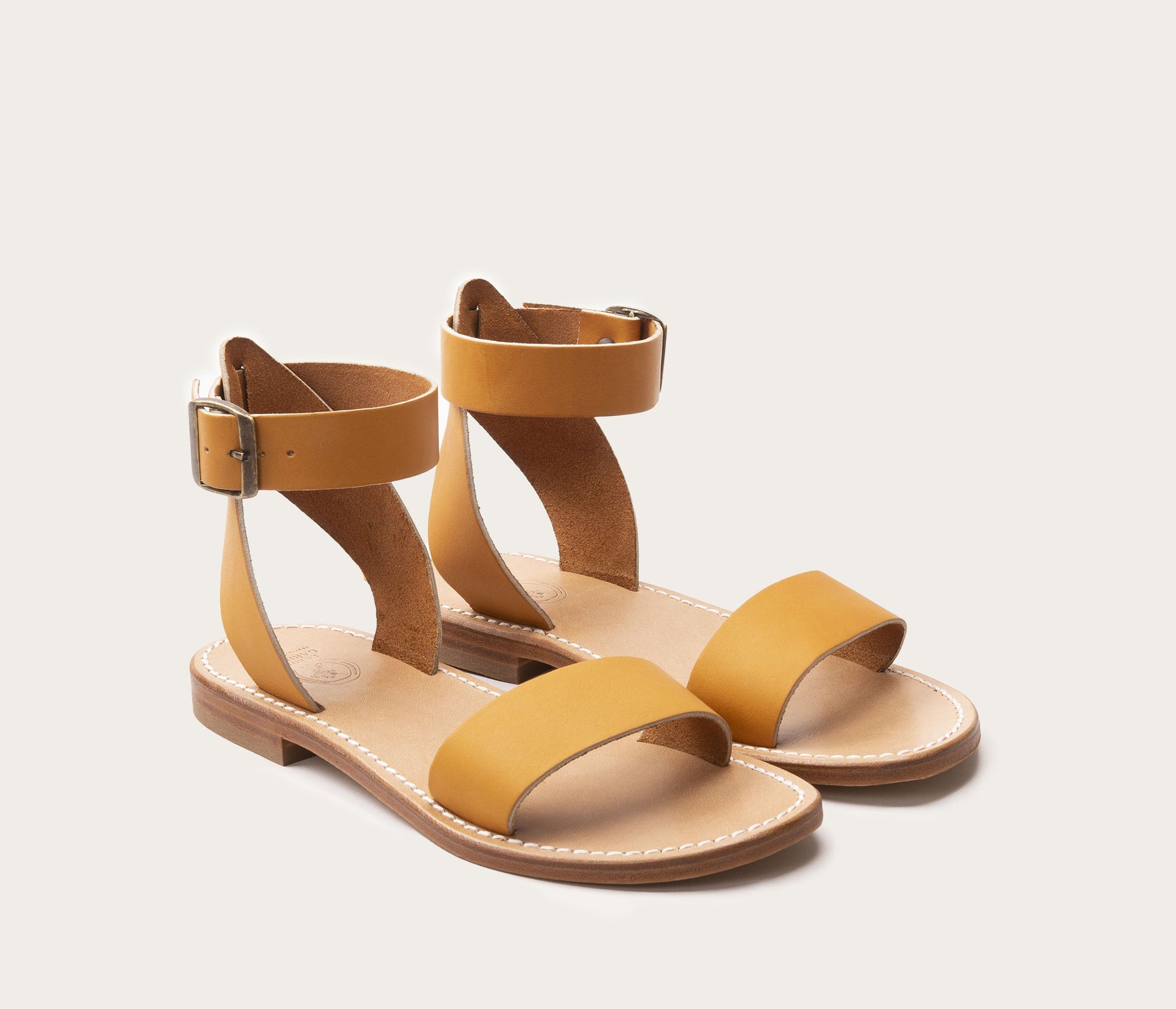 paire de nu pieds en cuir, paire de sandales en cuir femme, paire de sandales brides réglables femme la botte gardiane 