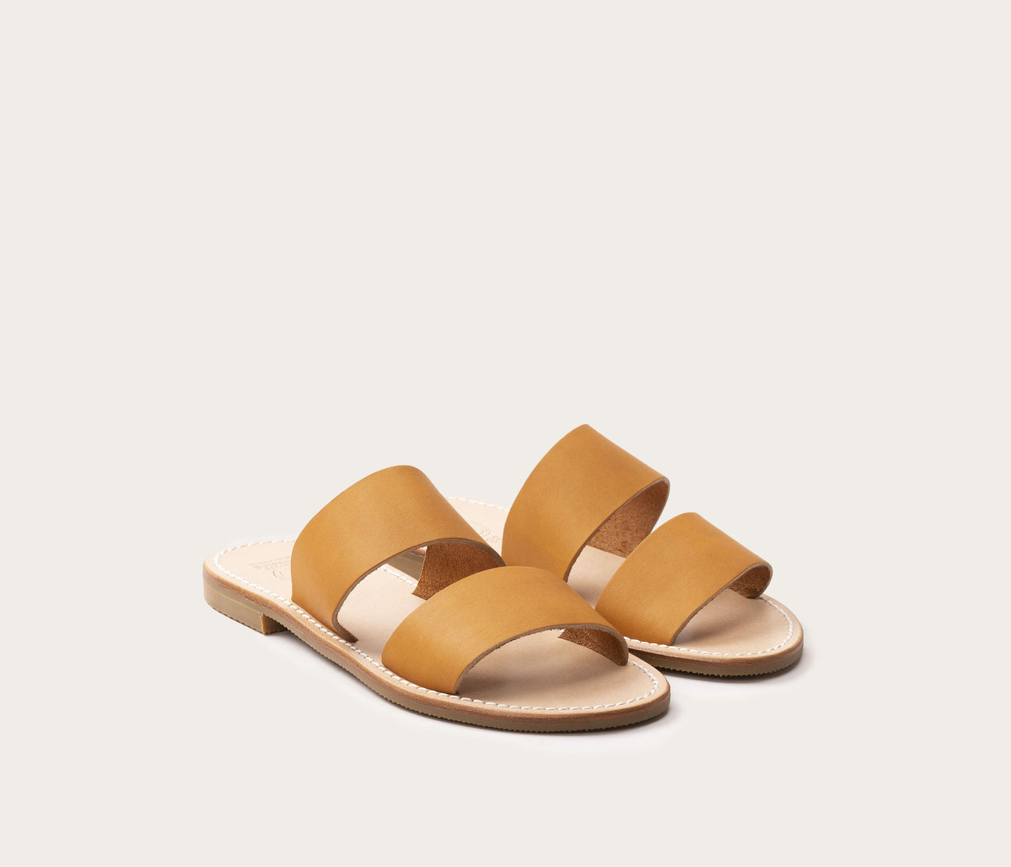 paire de claquettes en cuir, paire de claquettes fabriquées en cuir, claquettes camarguaises en cuir naturel, paire de sandales style claquette en cuir, modèle Marcelle la botte gardiane