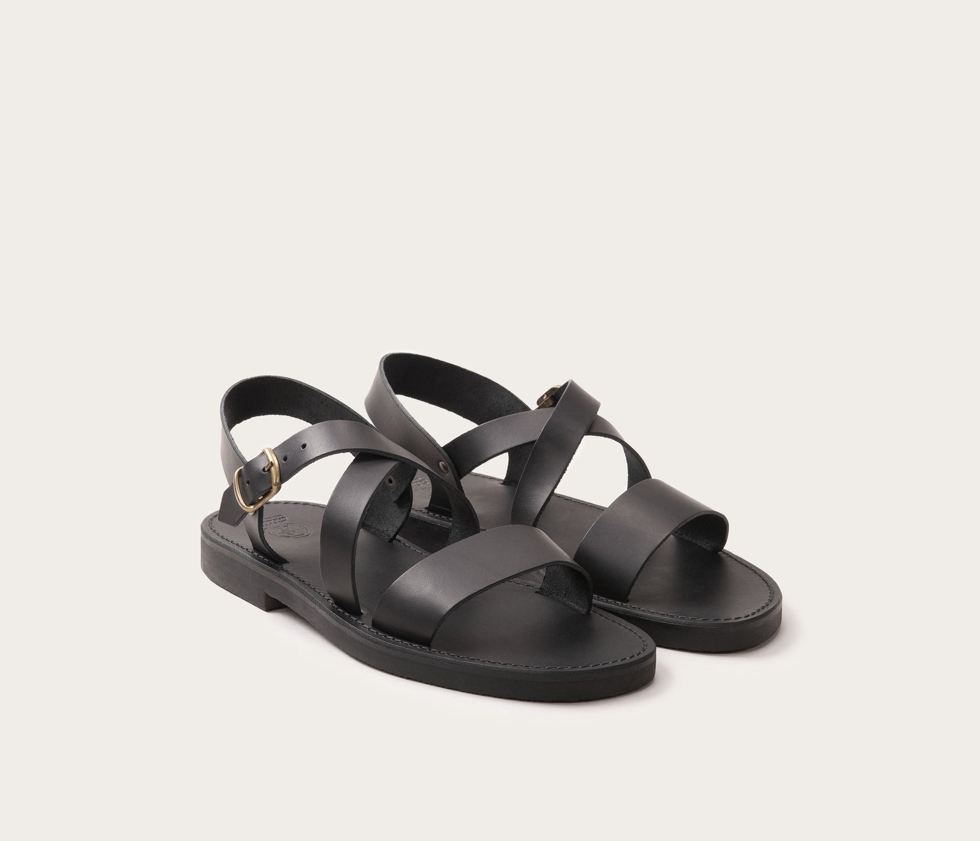 paire de sandales en cuir ebène - sandale en cuir sans chrome homme - paire de nu pieds noir garanti sans chrome - EPV - la botte gardiane sandales homme noir