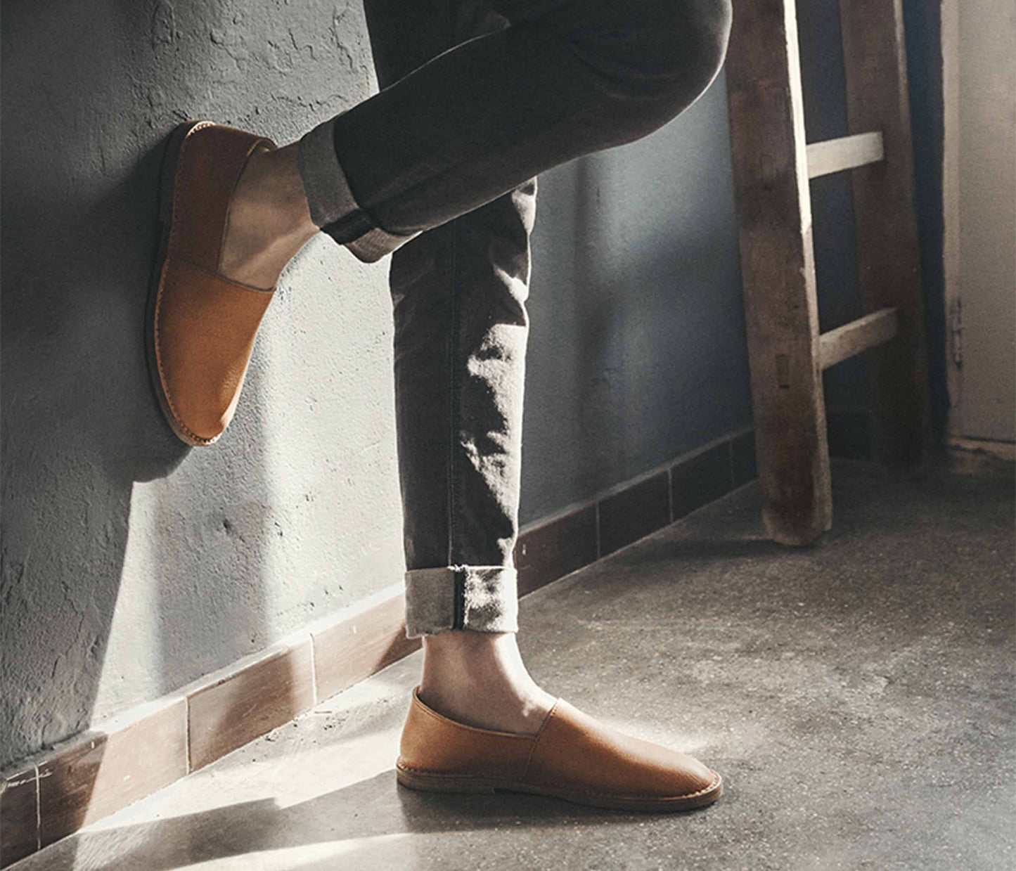 mocassins Maurice la botte gardiane porté, espadrilles camarguaises en cuir naturel portées