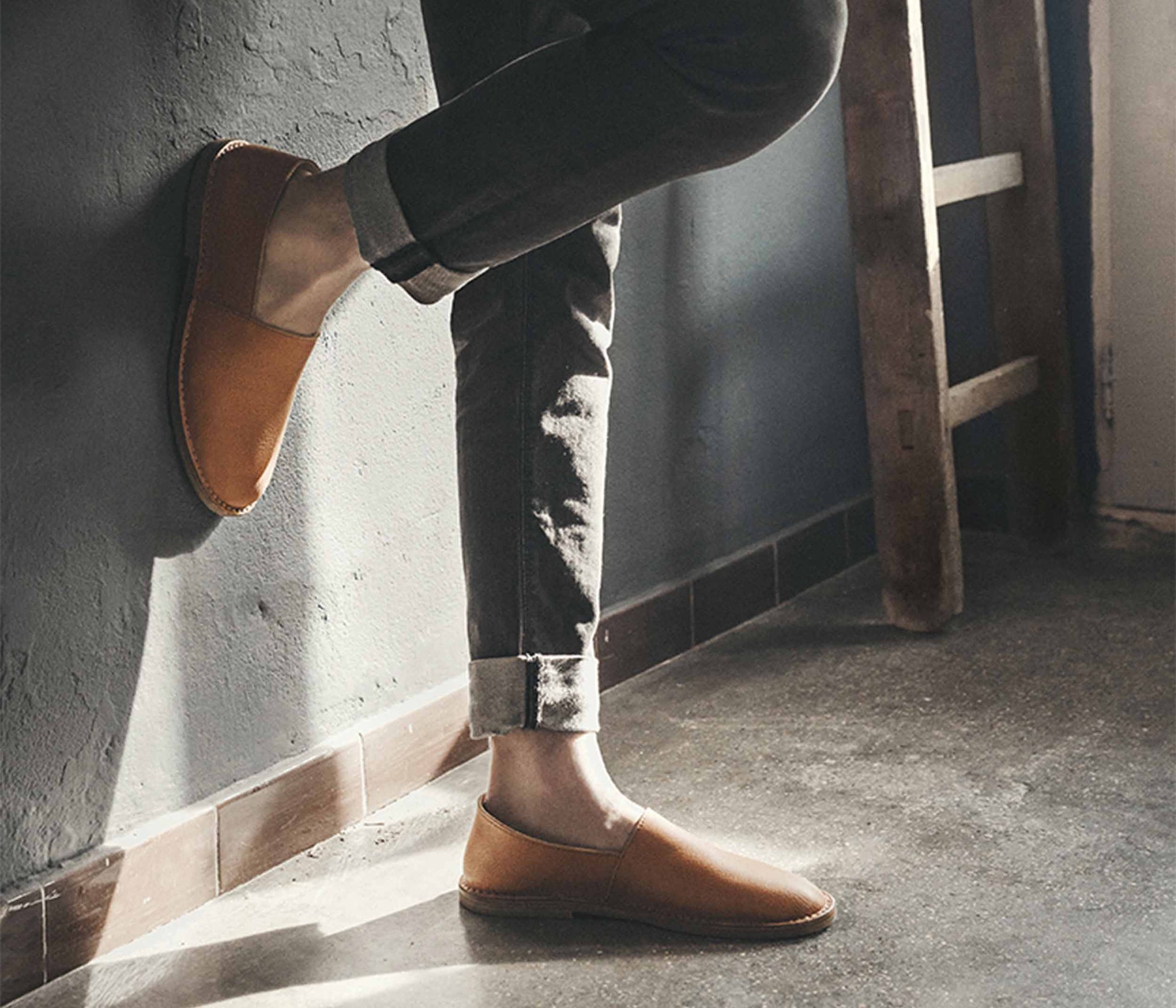 mocassins Maurice la botte gardiane porté, espadrilles camarguaises en cuir naturel portées