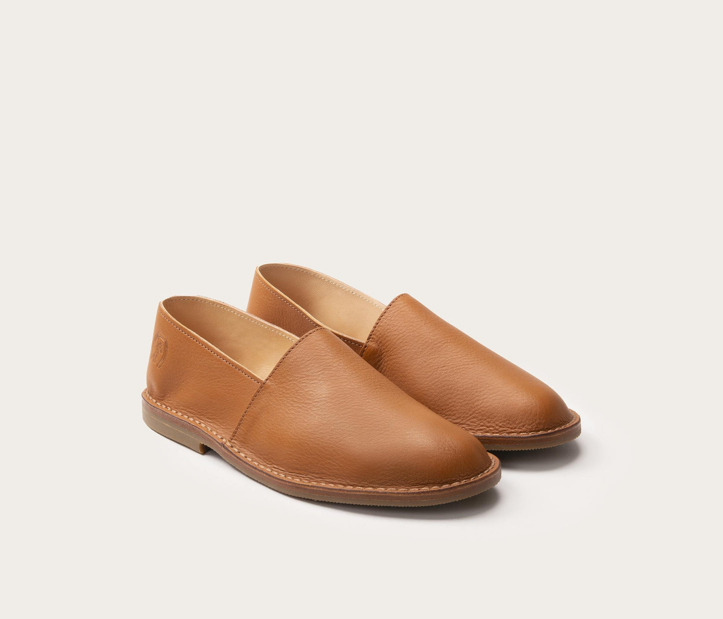 paire d'espadrilles camarguaises pour homme en cuir souple naturel, paire de mocassins homme naturels, paire de mocassins en cuir souple naturel style espadrilles, made in Camargue, cuir français, la botte gardiane modèle Maurice naturel