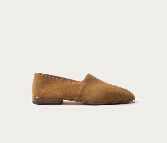 maury daim la botte gardiane, mocassin en daim beige, mocassin en cuir daim, mocassins chic, sleepers pour homme, style chausson venisien, style chausson italien, style friulane, maury la botte gardiane, atelier la botte gardiane,  mocassin français