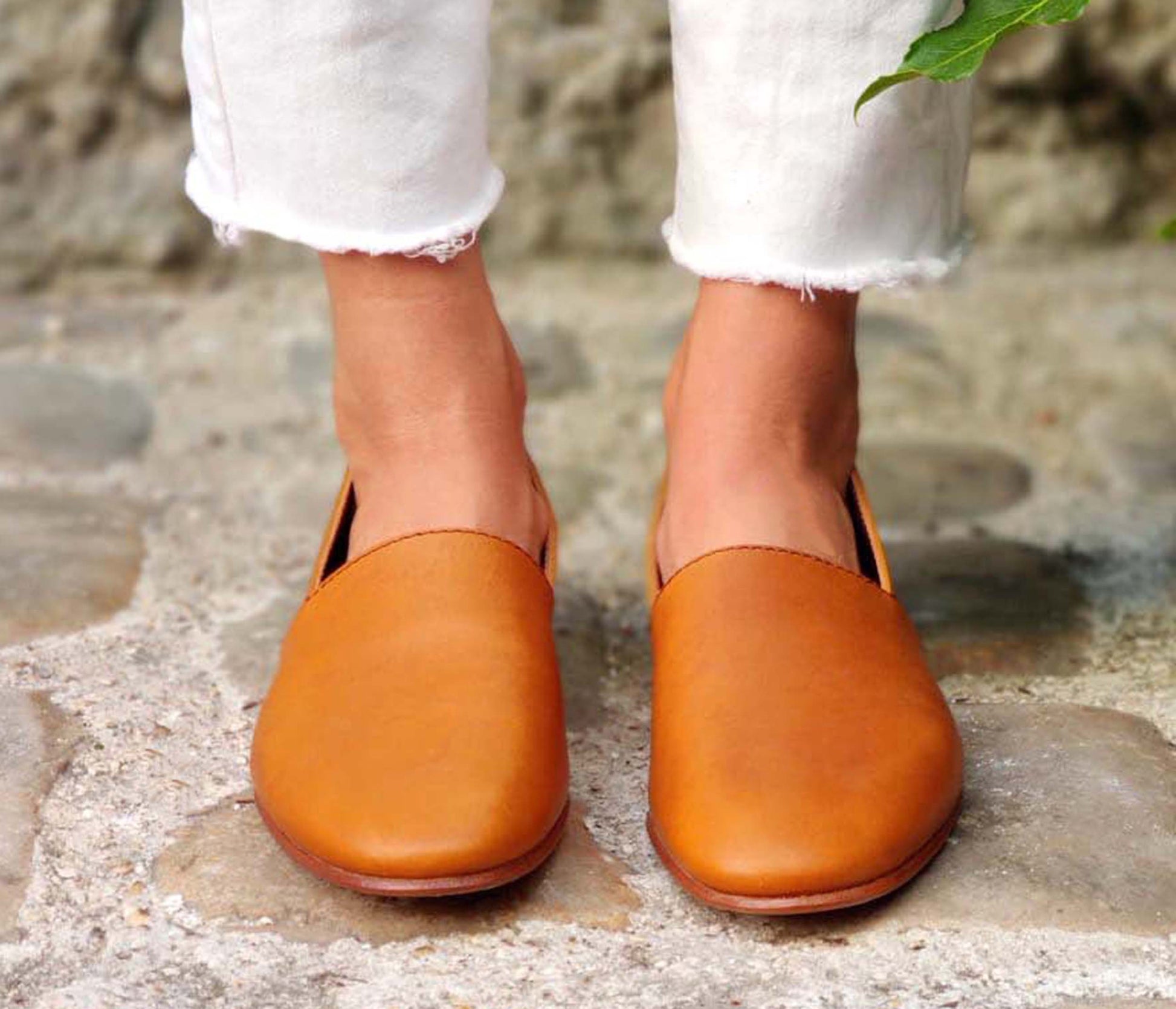 mocassin maury femme naturel la botte gardiane - femme mocassin porté en cuir naturel - modele porté mary la botte gardaine - paire style espadrilles porté