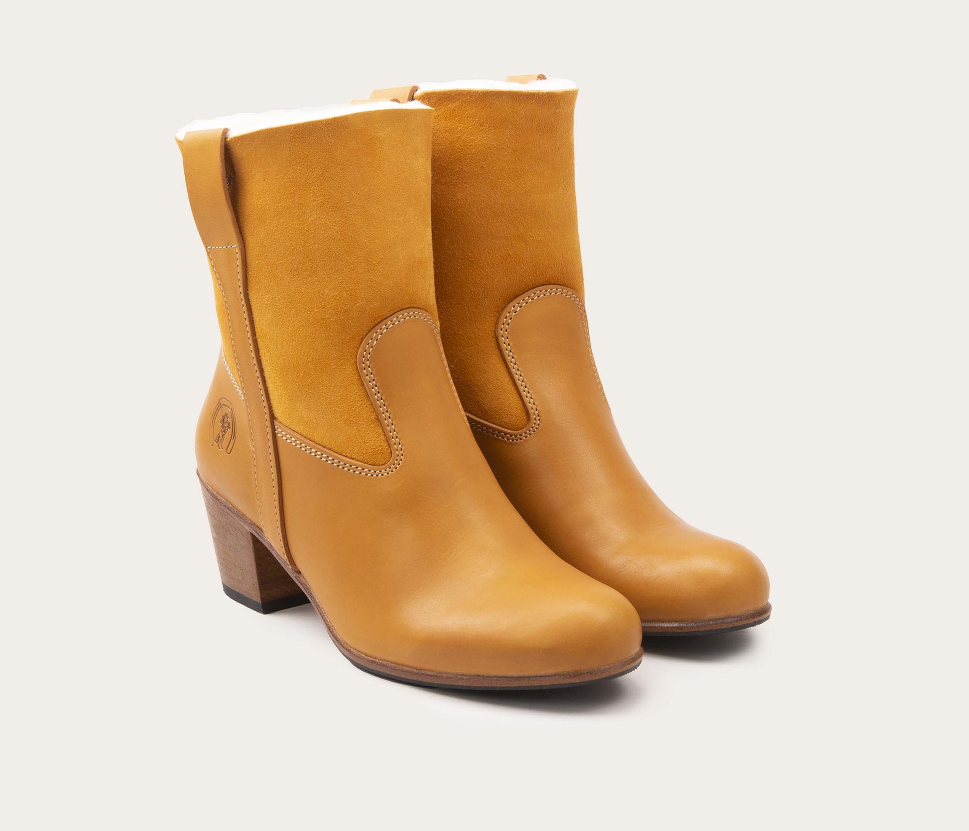 paire de bottine en cuir femme - paire de bottine femme en mouton  - paire de bottine montagne en cuir - paire de bottine à talon femme en cuir - paire de bottine en cuir français naturel et mouton - paire de bottine à talon femme style montagnard