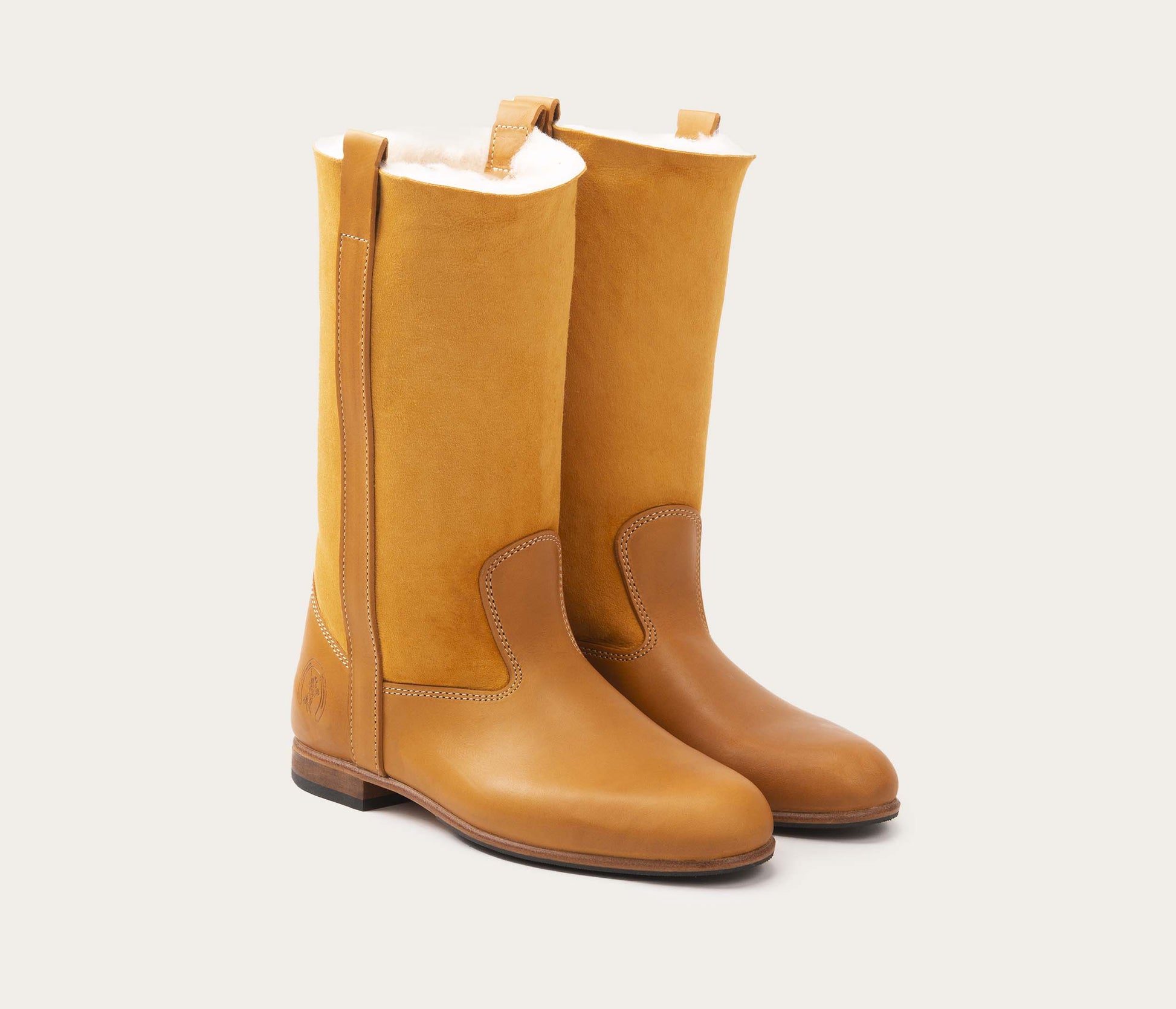 paire de botte en mouton, bottes en peau de mouton, bottes en cuir et peau, paires bottes en cuir chaudes, bottes hiver