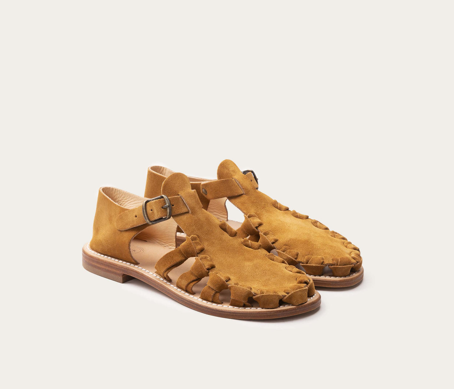 paire de sandale femme en cuir, paire de sandale en cuir daim, paire de sandale en cuir velours, paire de chaussure basse en cuir velours écureuil, paire de sandale style chaussure d'eau, paire de sandale en cuir style chaussure de mer femme, chaussure basse ouverte femme, made in France