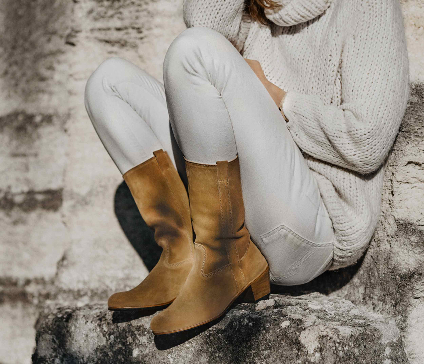 botte femme en cuir daim porté - idées tenues avec botte en daim à talon - botte talon femme en velours portée - la botte gardiane botte simone - botte à talon camarguaise - botte femme à talon camarguaise