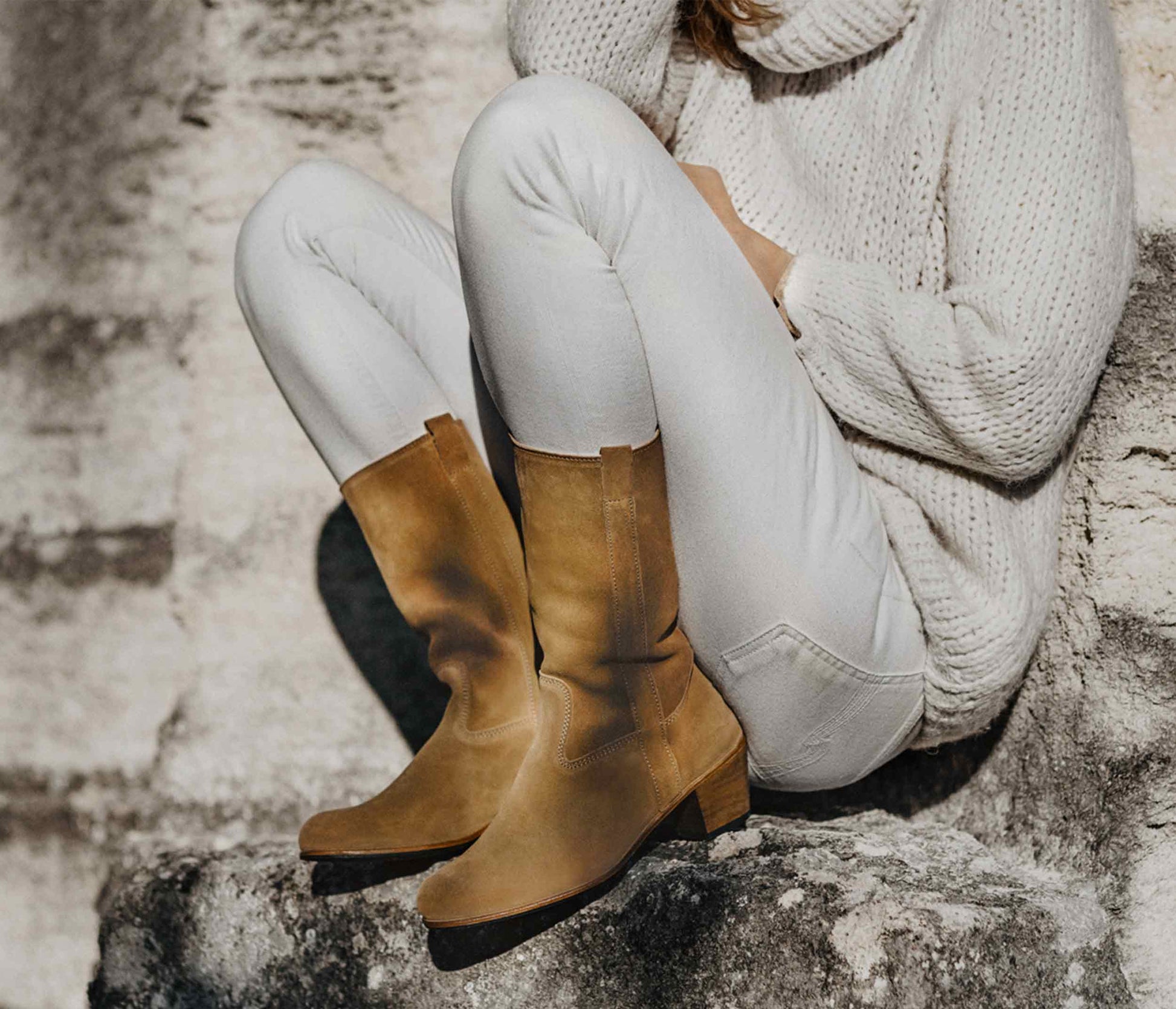 botte femme en cuir daim porté - idées tenues avec botte en daim à talon - botte talon femme en velours portée - la botte gardiane botte simone - botte à talon camarguaise - botte femme à talon camarguaise
