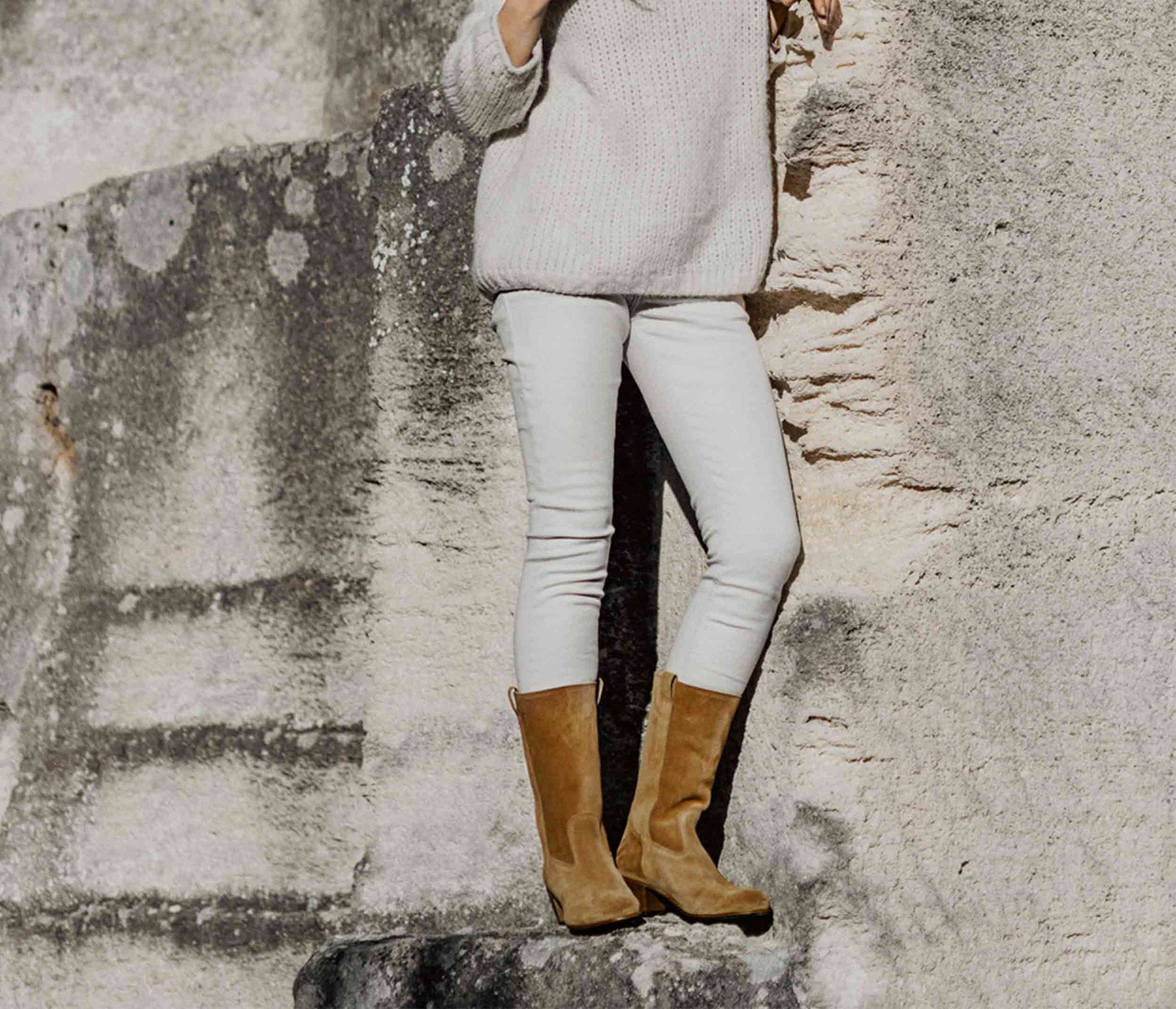 botte femme en cuir daim porté - botte en cuir velours femme porté - la botte gardiane botte simone - botte femme en cuir à talon porté - botte à talon en daim femme porté
