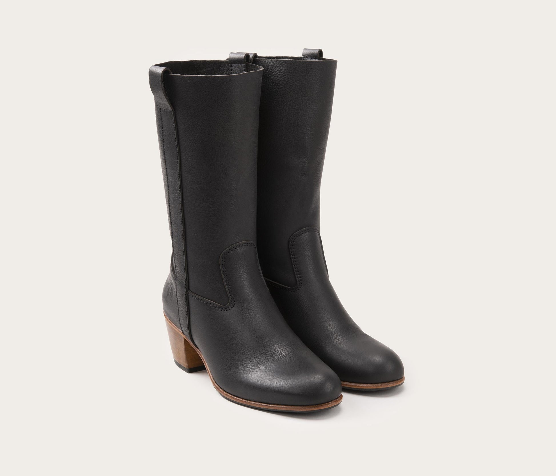 botte noire talon, bottes noires talon, paire de bottes en cuir, botte talon confortable, botte talon grandes pointures, paire de botte mi haute noire à talon, paire de bottes noires en cuir souple noire mi haute, la botte gardiane paire Simone souple noir
