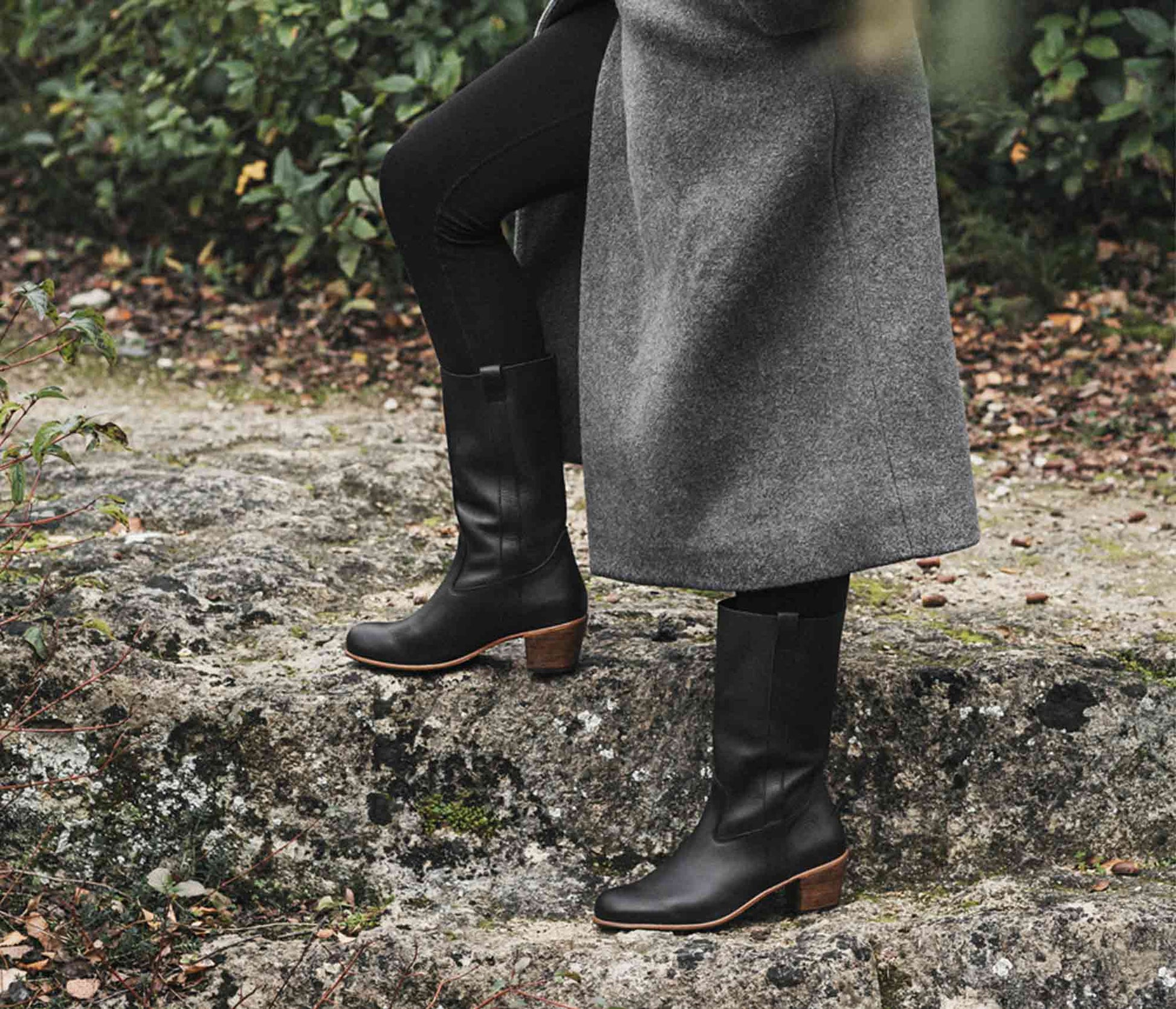 paire de botte noire en cuir portée - paire botte à talon femme porté - paire de botte femme souple idées tenues - idées tenues avec bottes à talon en cuir femme, paire de botte en cuir mi haute noire portée, paire de botte camarguaise féminine portée, la botte gardiane Simone noire souple, shooting camargue
