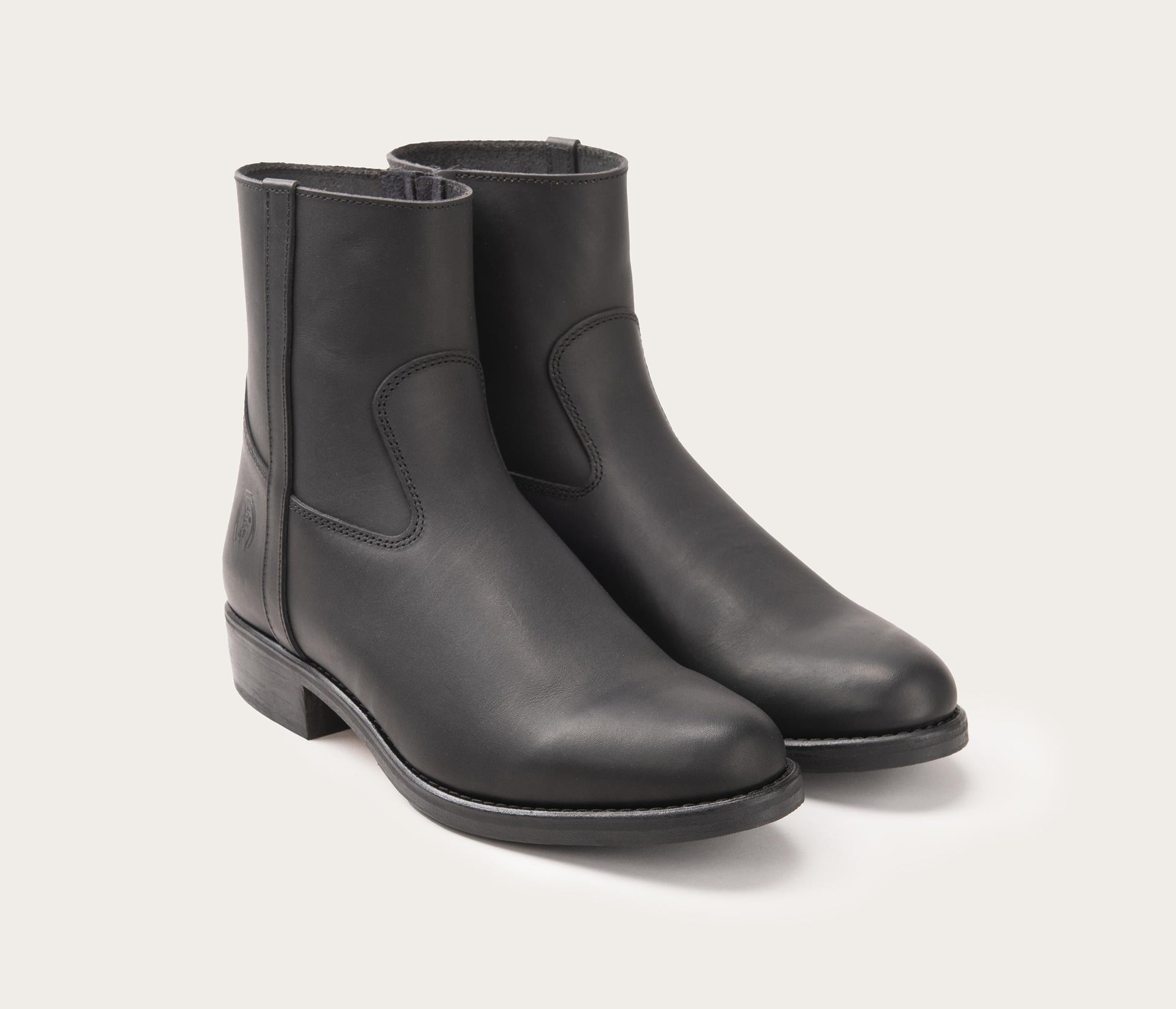 paire de bottine en cuir homme - paire de boots en cuir noir -  paire de boots pour homme -  paire de bottine homme en cuir noir - paire de bottine camarguaise en cuir - bottines fabriquées en camargue - paire de bottine style gardian - style gardian chausssure - Camargue - Aigues-Vives - entreprise française