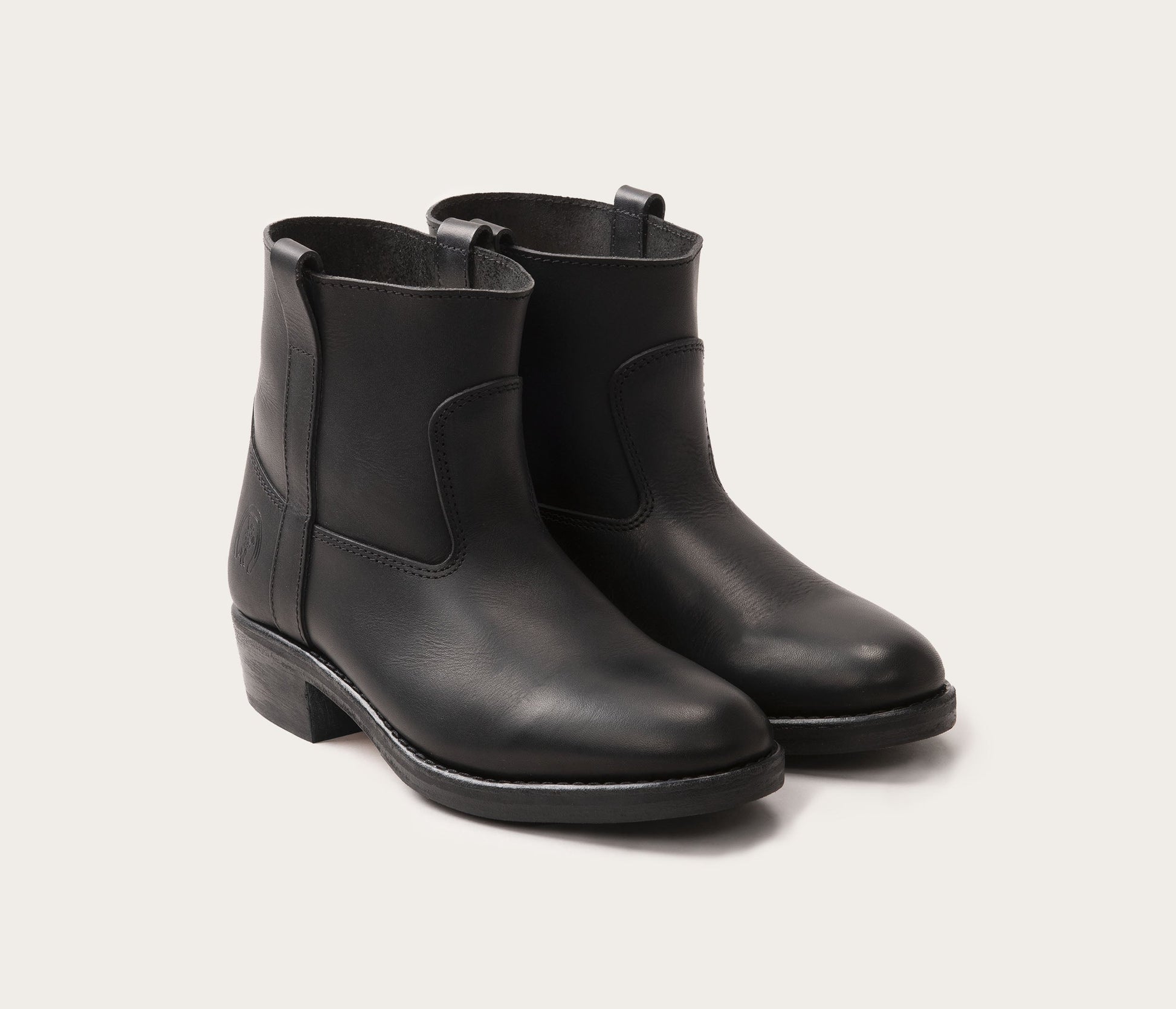 paire de bottines noire - paire de boots noire - boots en cuir noir homme - boots en cuir femme - boots de gardian femme - boots de gardian en cuir - bottines camarguaises en cuir - boots en cuir camargue - paire de bottines en cuir de qualité - paire de boots noire - paire de bottines toute noire - La botte gardiane camargue chaussures