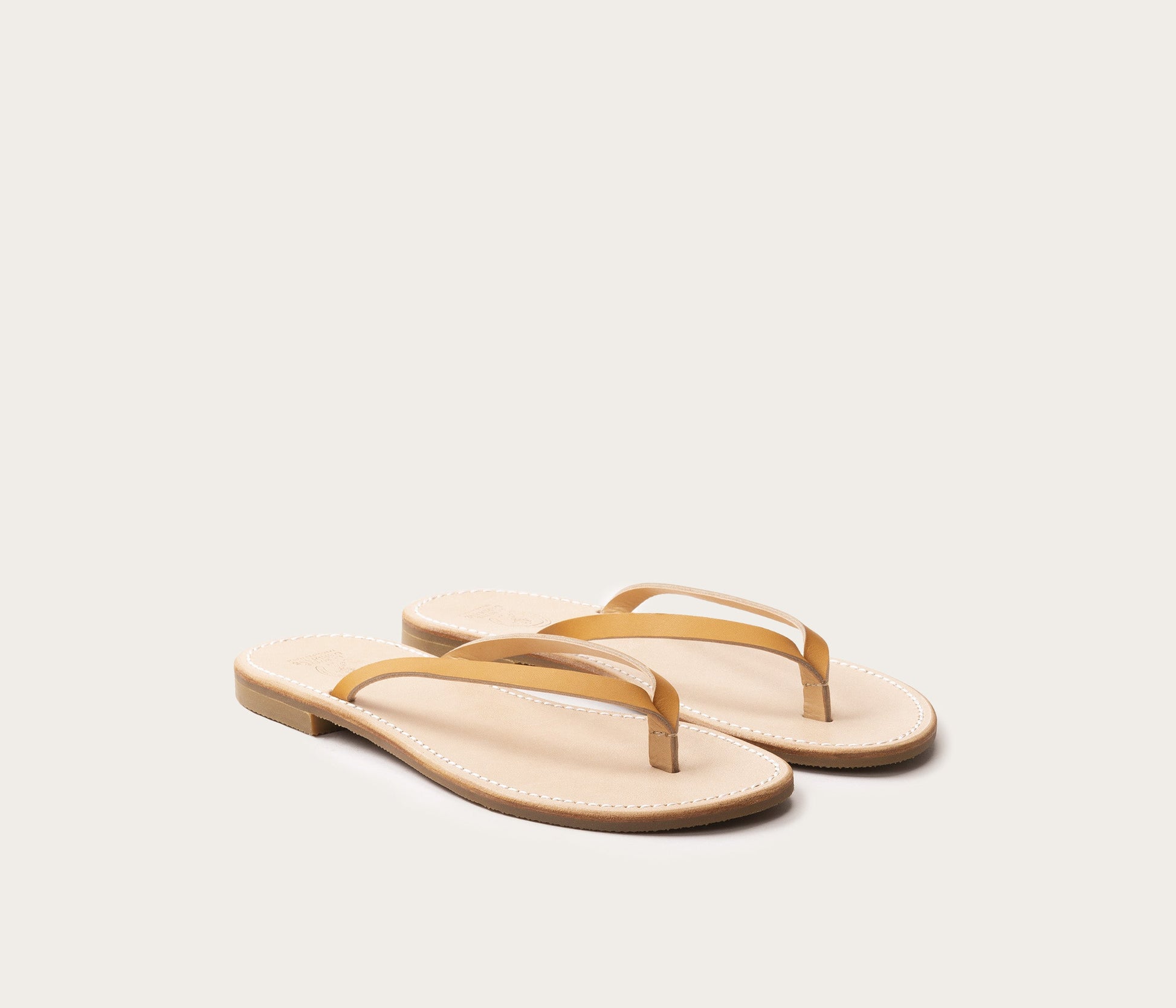 paire de tong en cuir femme, paire de claquette en cuir femme, paire de sandale style claquette femme en cuir naturel, modèle Tong la botte gardiane, label epv, atelier camarguais