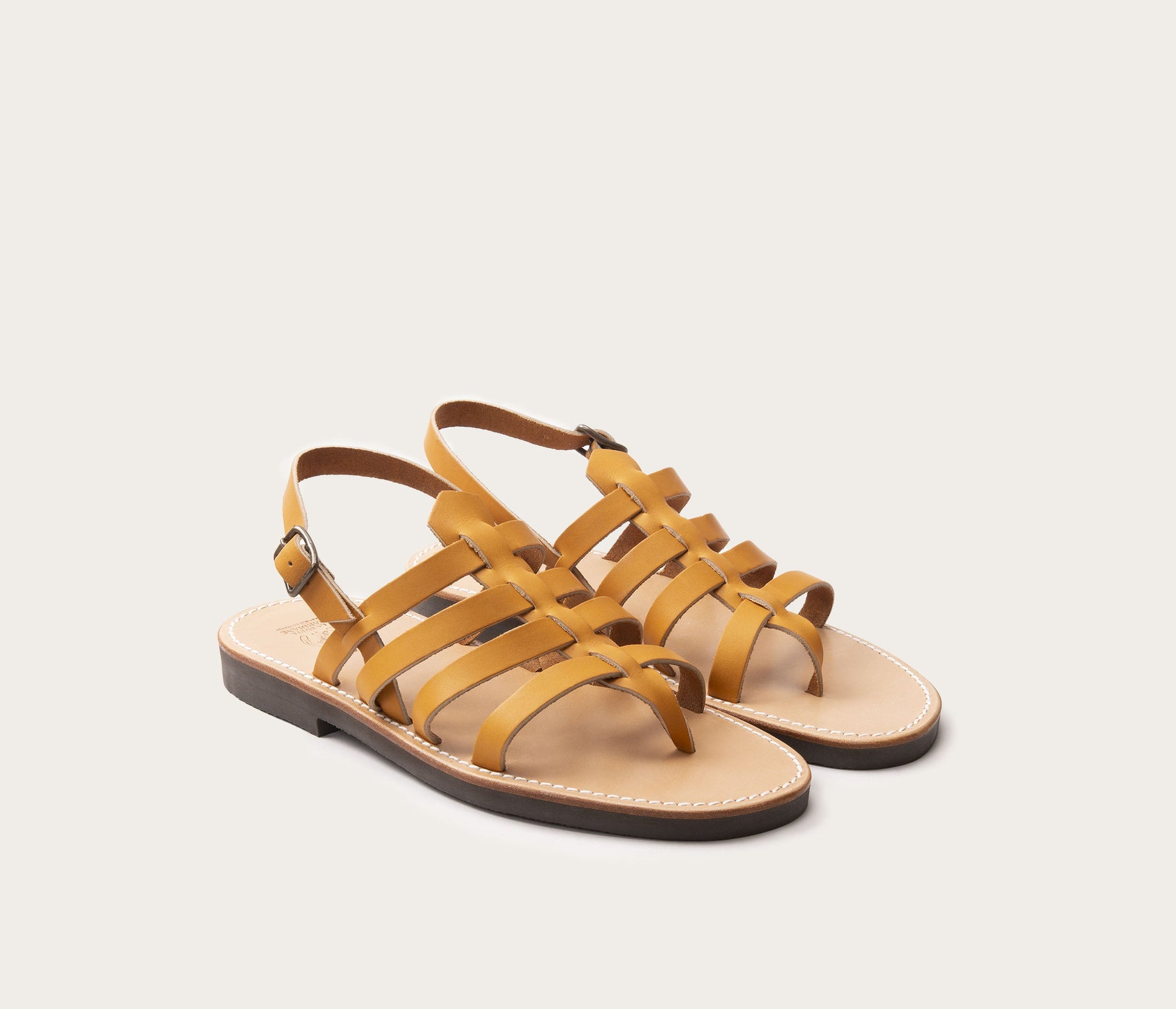 paire de sandales homme en cuir naturel, paire de sandale homme tropéziennes, paire de tropéziennes homme en cuir, la botte gardiane paire de sandales en cuir homme tropézienne, made in Camargue, modèle homme chaussures été cuir