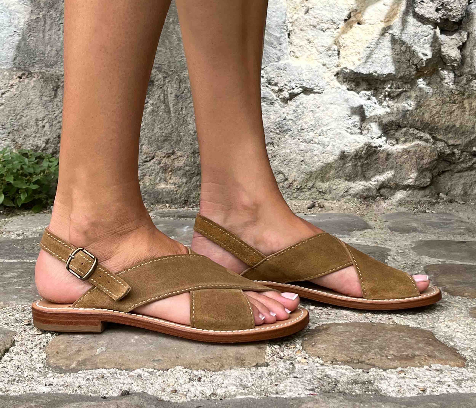 modèle uzès la botte gardiane en cuir velours porté, sandales en cuir velours havane portée, nu pieds femme en daim porté, sandales femme en cuir fabriquées en France portées