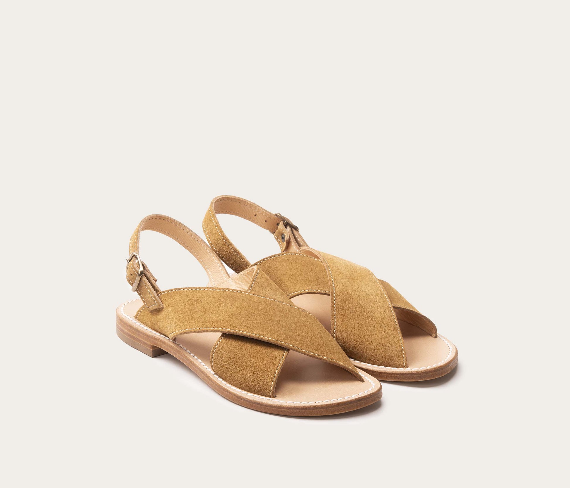 paire de sandales en cuir velours, paire de sandales en daim femme, paire de nu pieds femme en cuir velours, paire de nu pieds en daim, paire de sandales fabriquées en France, atelier camarguais, paire de sandales réglables, modèle Uzès la botte gardiane en cuir velours havane