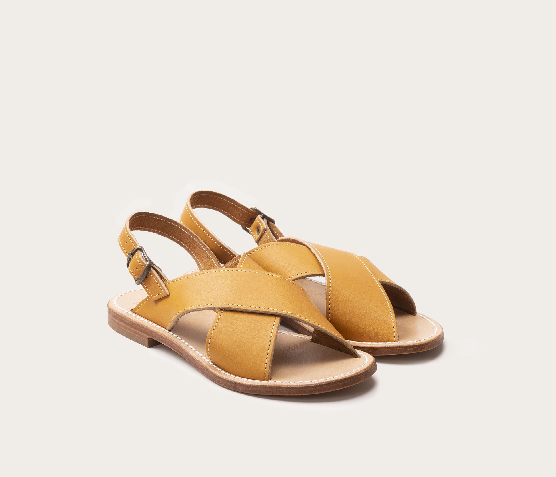 paire de sandale en cuir naturel Uzès femme, paire de nu pieds en cuir gras naturel, fabriqués en Camargue, paire de nu pieds cuir naturel femme