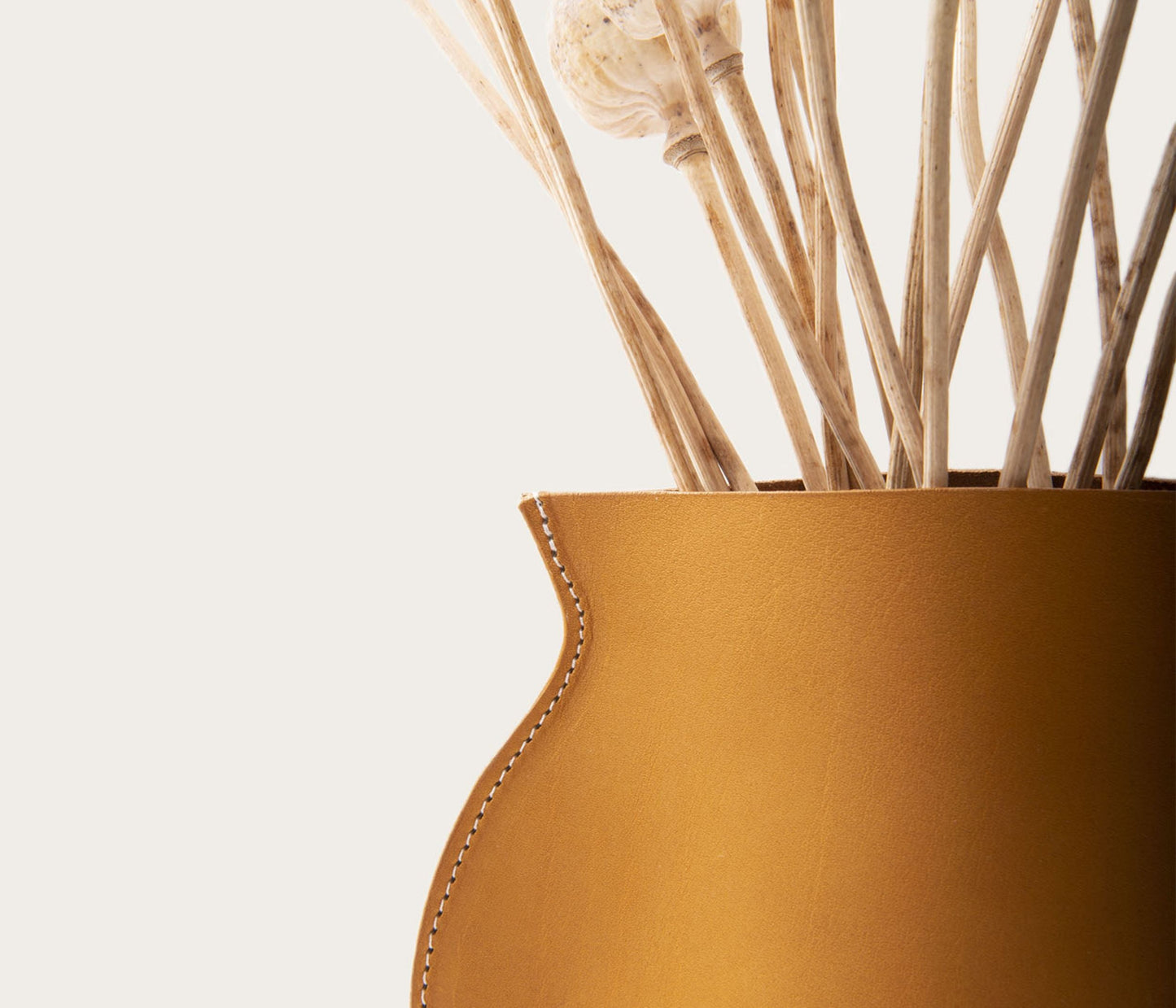 Vase en cuir, Jarre