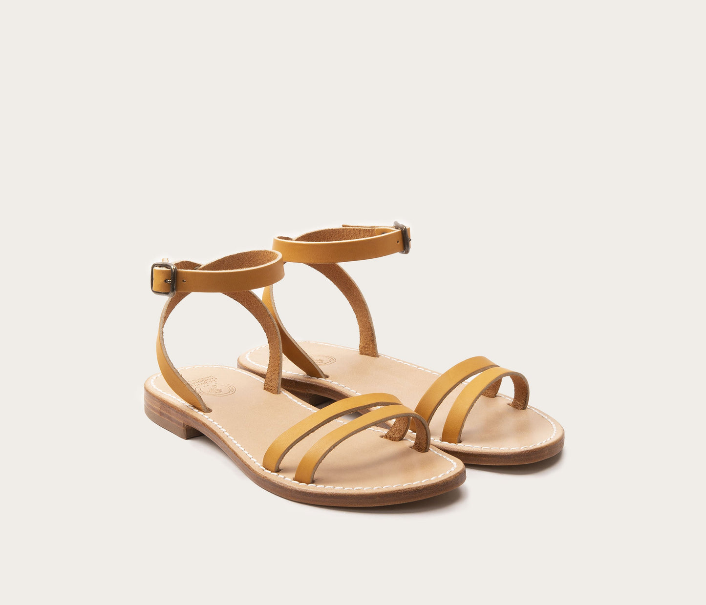 paire de sandale en cuir français femme, paire de sandales minimalistes en cuir, sandales en cuir naturel réglables, paire de nu pieds minimaliste, paire de sandales Voltaire la botte gardiane, paire de sandales fabriquées en France