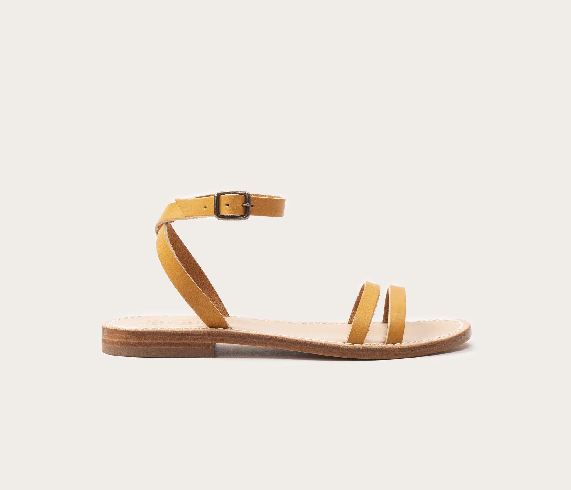 sandale minimaliste femme, sandale en cuir femme simple, sandale camarguaise femme en cuir naturel, sandale femme minimaliste en cuir naturel français, sandale style les tropéziennes, nu pieds femme en cuir naturel minimaliste nu pieds en cuir femme camel, la botte gardiane modèle Voltaire