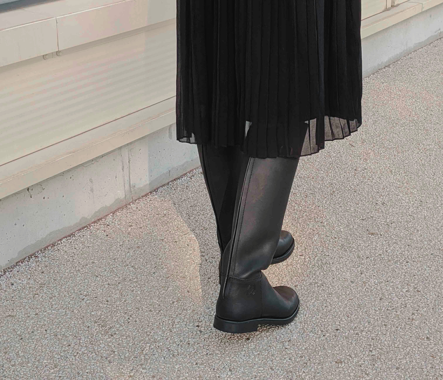 botte cavalière la botte gardiane porté marron - botte cavalier porté noir - bottes camarguaises portées style cheval - bottes de cavaliers hautes la botte gardiane