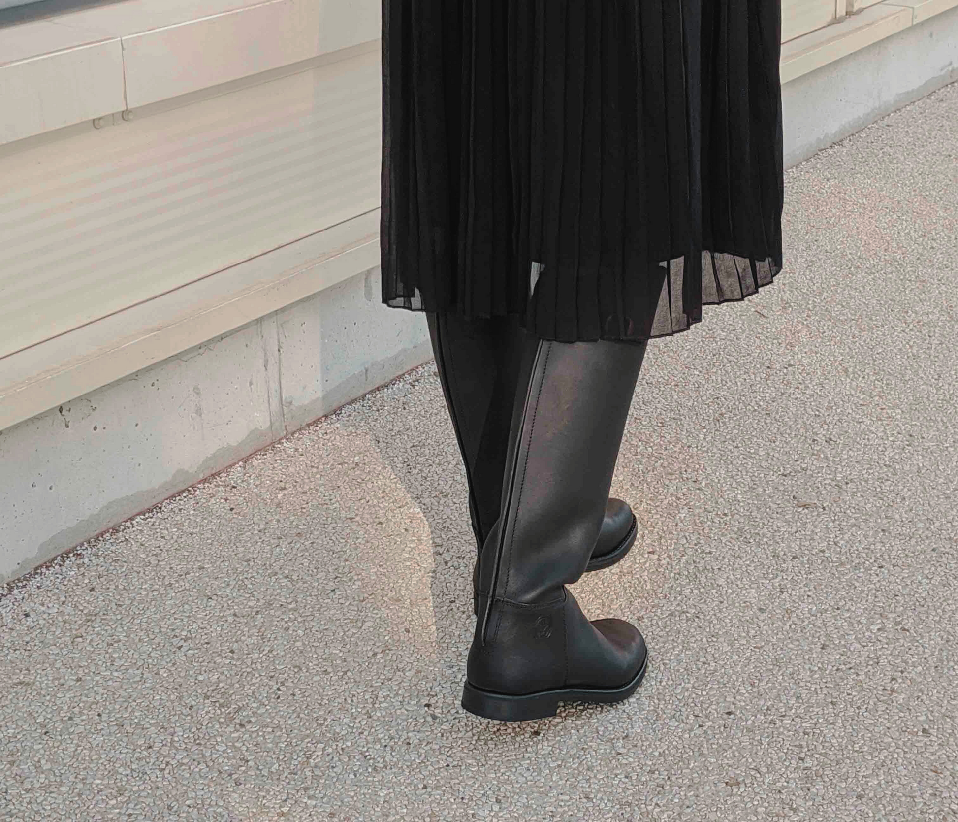 botte cavalière la botte gardiane porté marron - botte cavalier porté noir - bottes camarguaises portées style cheval - bottes de cavaliers hautes la botte gardiane