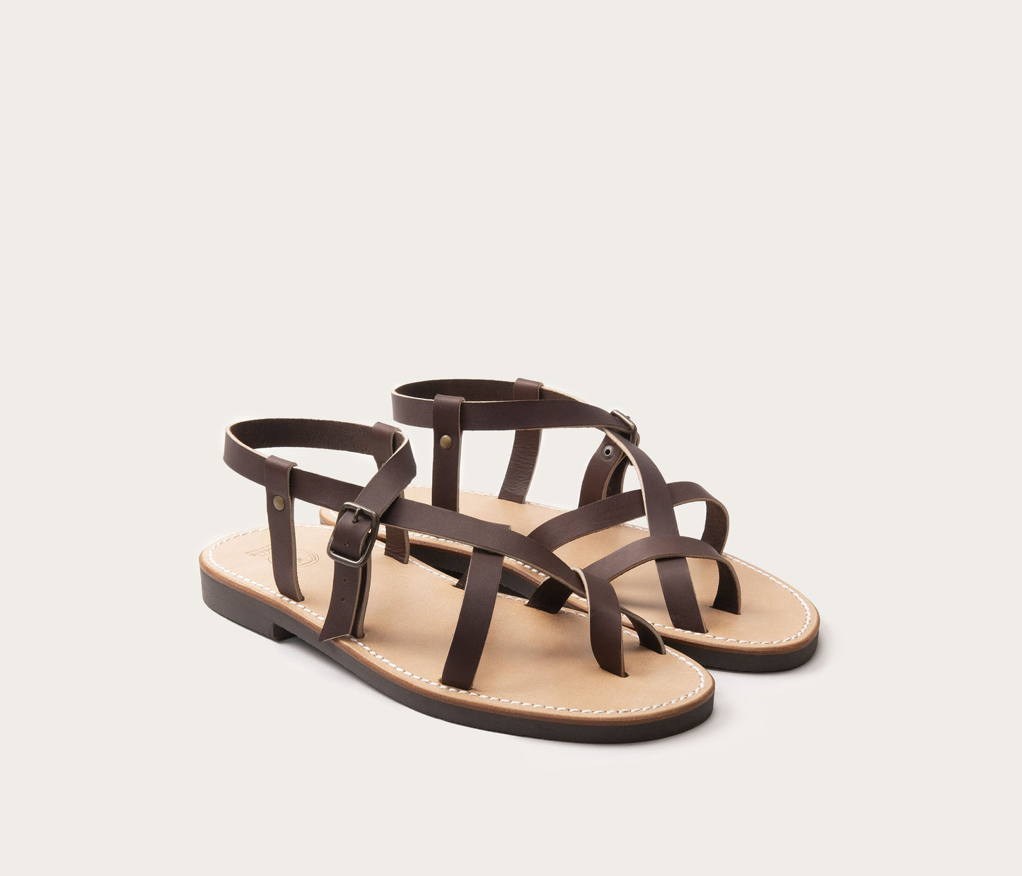 paire de sandale croisette homme - paire de sandale en cuir pour homme - paire de sandale en cuir gras homme - paire de sandale brides réglables homme - paire de nu pieds homme la botte gardiane - paire de sandale café - paire de nu pieds camarguais, paire de sandale couleur café talon plat, nu pieds plat homme café, nu pieds en cuir café homme, nu pieds artisanaux homme 