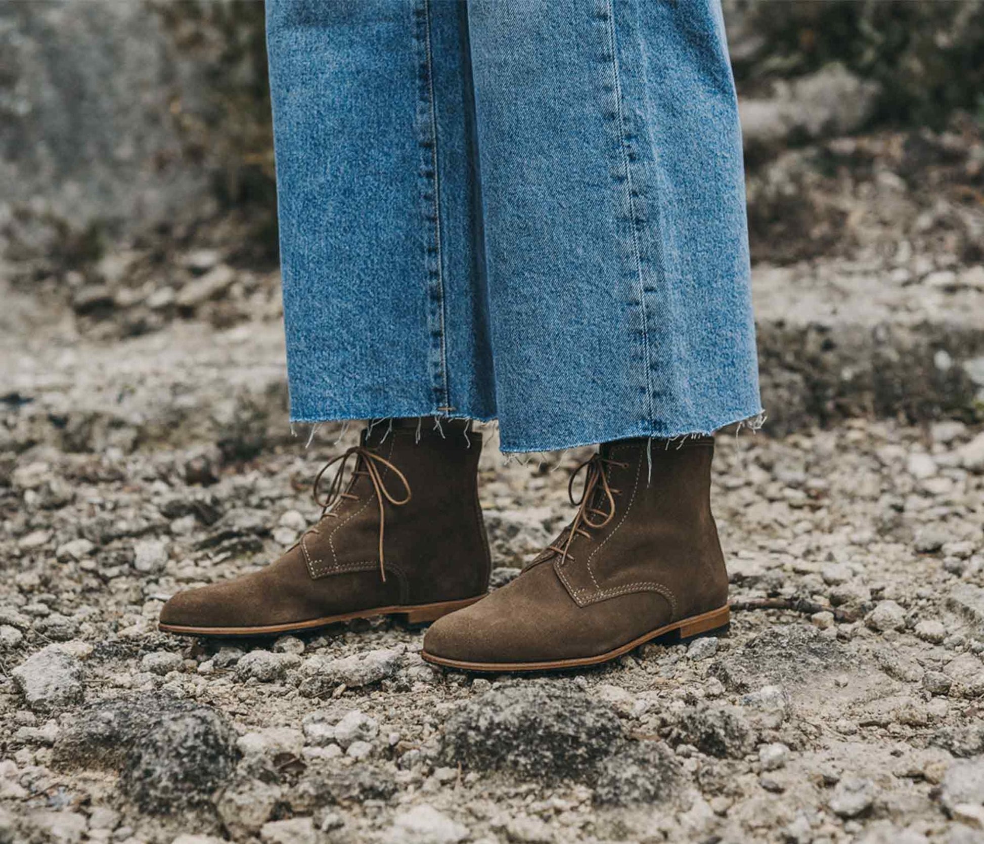 Chaussure La Botte Gardiane - La botte gardiane chaussure - bottine pour femme avec des lacets - bottines fabriquées en France - Cuir français - bottines portée taupe - bottines taupe portées