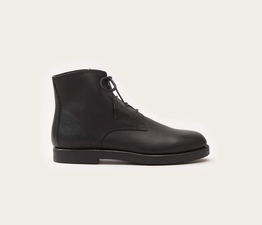 bottine homme en cuir - bottine en cuir gras - boot sen cuir gras homme noir - boots en cuir noir - boots en cuir camarguaise - boots camarguaise pour homme à lacets vue de profil - boots vue de profil - boots en cuir homme de profil - bottine homme vue de profil - cuir français boots