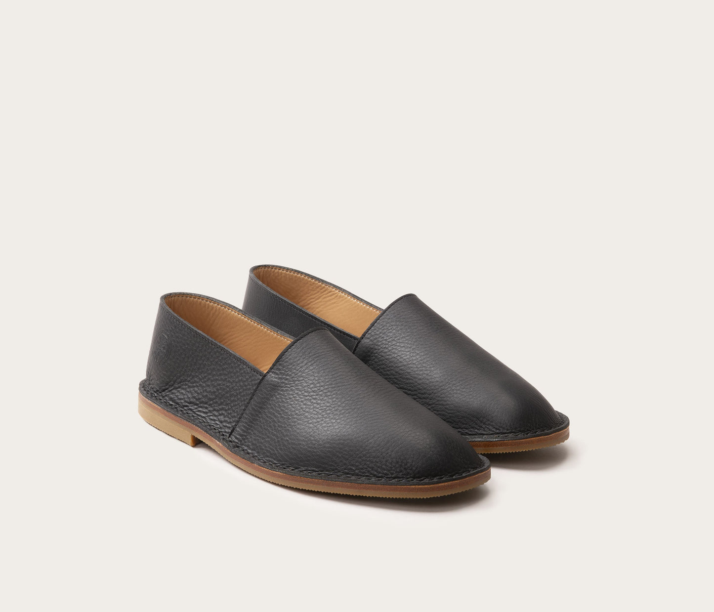 paire de mocassins noirs homme, paire de mocassin en cuir noir homme, paire de mocassins noirs homme style espadrille, paire d'espadrilles camarguaises noires homme, la botte gardiane espadrilles Maurice