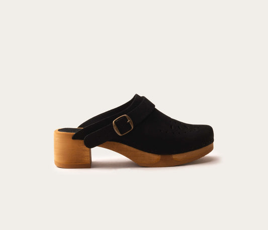 sabots en bois - sabot sen cuir - cuir français - chaussures sabots femme - paire de sabots en cuir noir - paire de sabots en cuir -sabots en cuir pour femme - sabots en cuir noir - sabots pour femme en bois - paire de sabots en cuir et en bois, sabot artisanal, sabot artisanale, sabot en bois et en cuir français, style birk, sabot camarguais, la botte gardiane sabot, sabot en velours, 