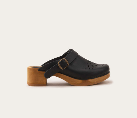 sabots femme, sabot, sabot noir, sabots noir, sabot à lanière, sabots à lanière, sabot, sabots style sabots suèdois, sabots cuir, sabot vintage, la botte gardiane, bosabo, sabots français, sabot français, mode sabot, sabot sandales femme, sabot femme talon bois, femme sabot cuir, sabot cuir, la botte gardiane, mules en cuir, mule noire en cuir, mule en bois et en cuir, mule française