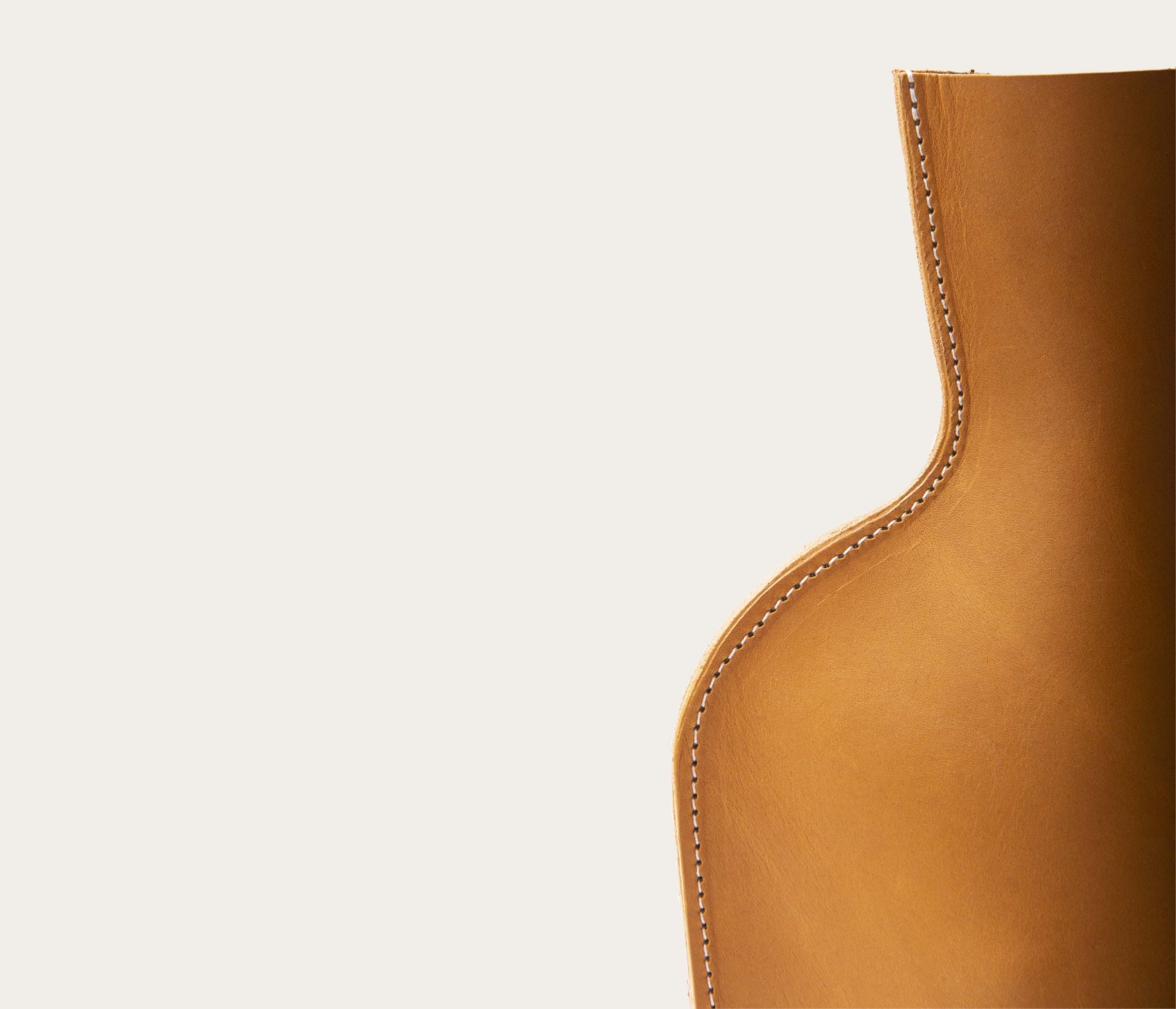 vase en cuir, vase avec du cuir, vase cuir, carafe en cuir, objet en cuir, objet fait en cuir, cuir recylé, fabrication française, cuir recyclé francais,  cuir recyclé français, comme une vase en papier, détail cuir, cuir, beau cuir, cuir naturel, fabrication française